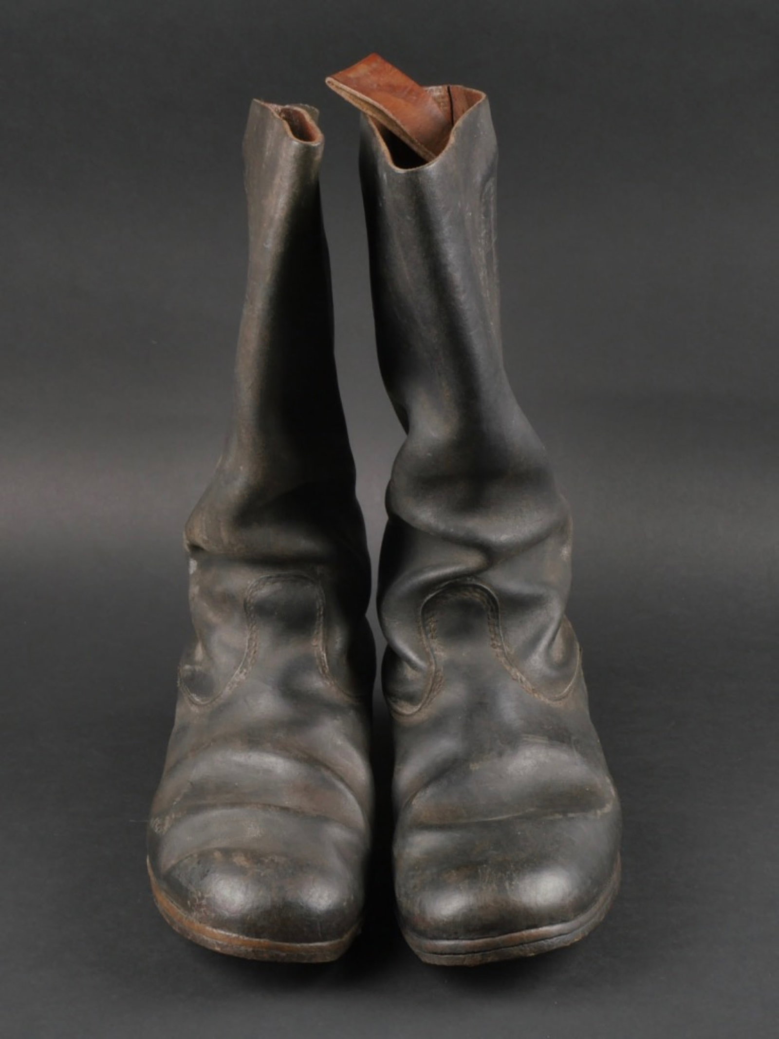 Botte allemande. German boots.: Botte allemande. Tiges courtes, en cuir noir. Paire homogene. Approximativement une pointure 44/45 francaise. Semelles lisses, tous les clous ont ete enleves. Sans marquages visibles. A noter une cert
