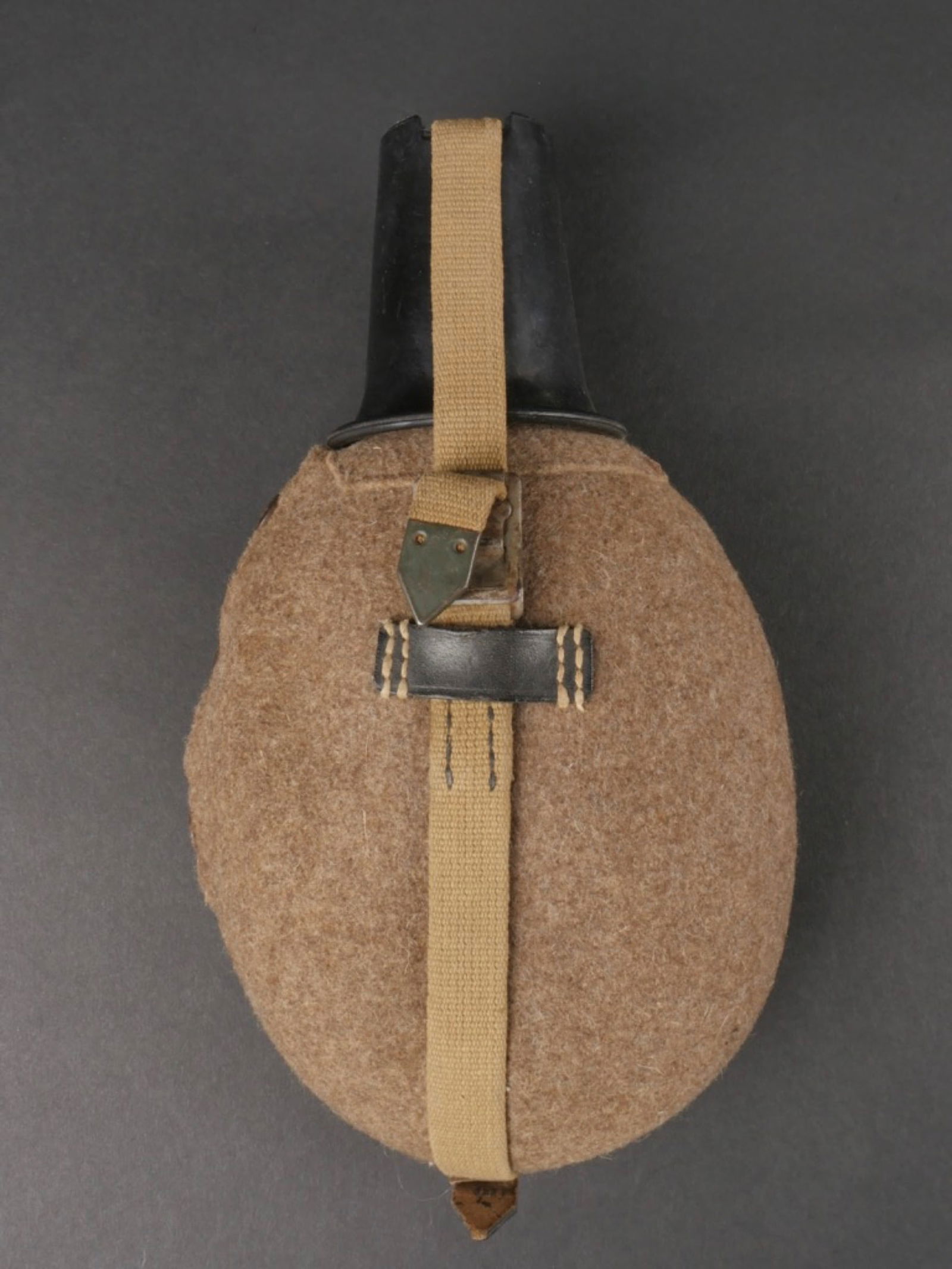 Gourde grande capacite. Large-capacity water bottle.: Gourde grande capacite. Gourde en aluminium, fabrication WBN 42. Bouchon en bakelite noire. Housse en feutrine feldgrau. Les boutons pressions sont fonctionnels. Harnais en toile. Mousqueton fonctionn