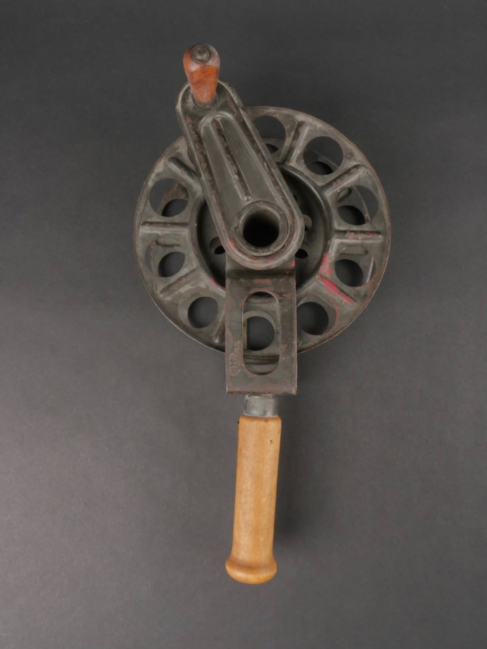 Derouleur de cable. Cable unwinder.: Derouleur de cable. Modele manuel. En metal et poignee bois. Peinture Feldgrau a 70%. Marquages DGP 41. Aigle Waa present. Manivelle presente. La poignee presente un certain jeu. A noter une certaine 