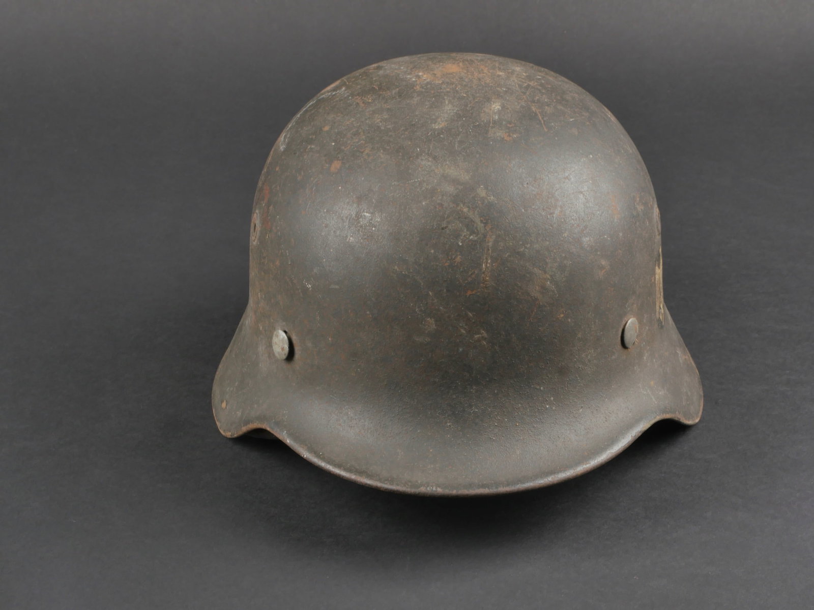 Casque allemand. German helmet.: Casque allemand. Coque de casque M-40. Fabrication NS 64n numero de lot illisible. Interieur de la coque oxyde. Coiffe en cuir complete, quelques dechirures visibles. Cordon de serrage present. Le cer
