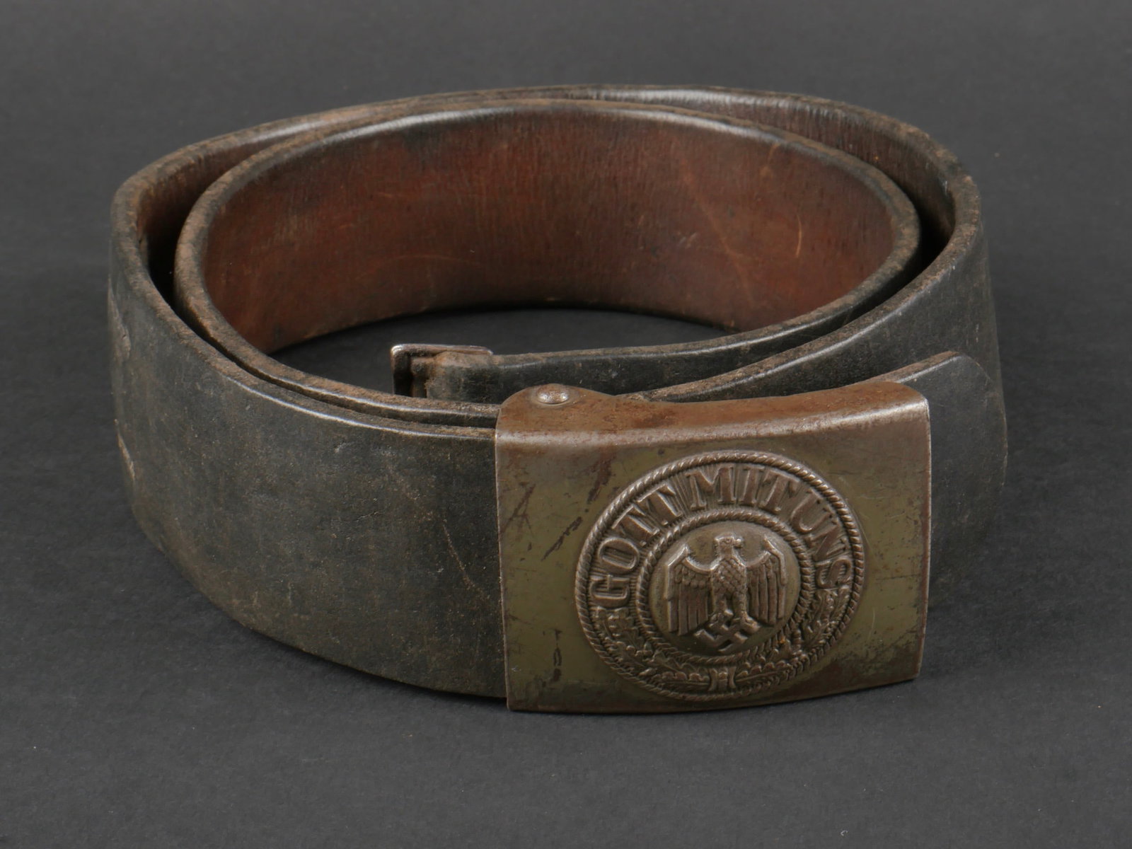 Ceinturon de la Heer. Heer belt.: Ceinturon de la Heer. Ceinturon en cuir noir, bouclerie en metal. Sans marquages visibles. Taille 100, patte de reglage presente. Boucle de ceinturon de la Heer, en metal, peinture Feldgrau a 70%. Pat