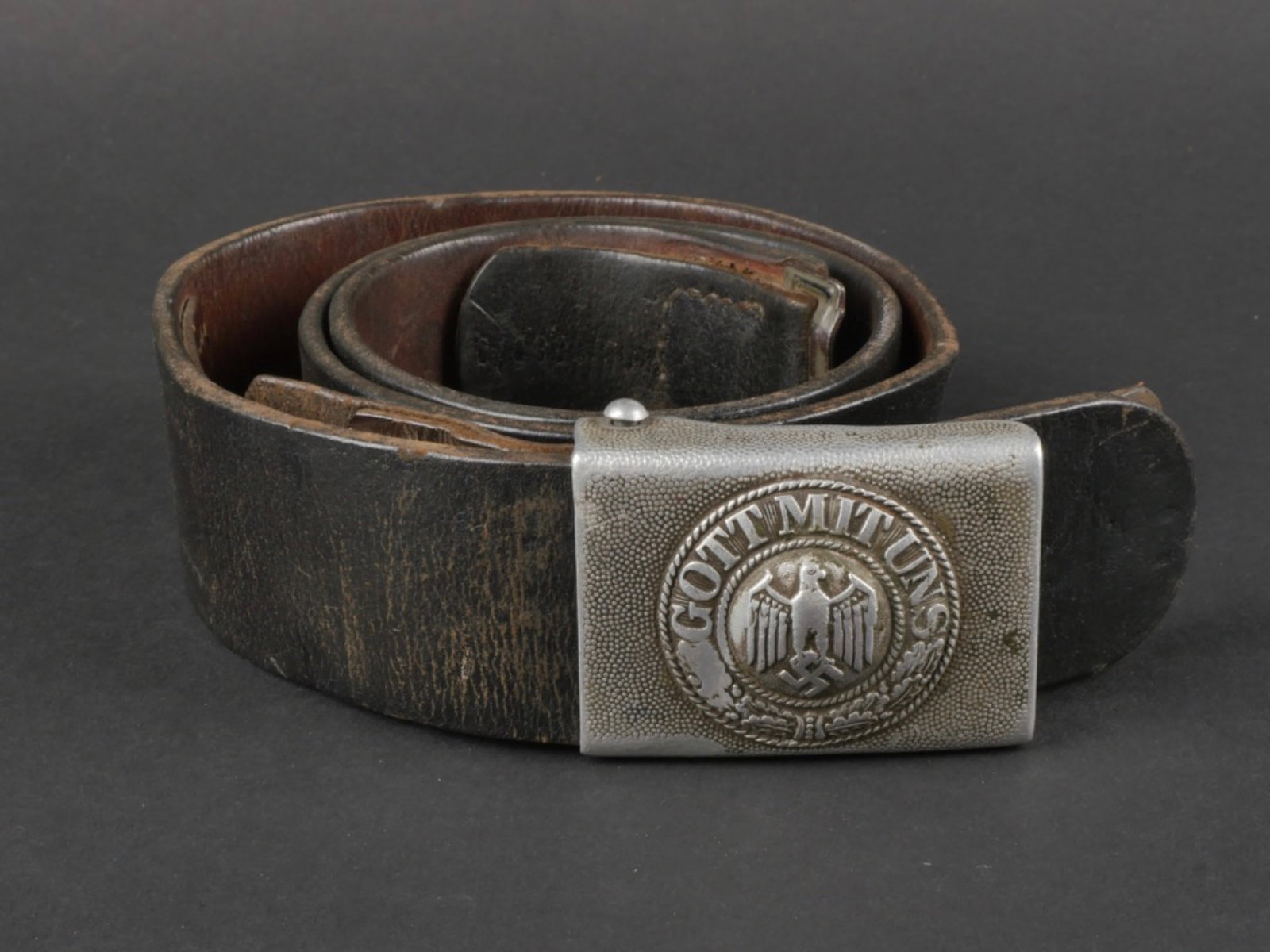 Ceinturon de la Heer. German belt.: Ceinturon de la Heer. Ceinturon en cuir noir, bouclerie en metal. Marquages RBNr 0/0396/002, taille 95. Patte de reglage presente. Boucle de ceinturon en aluminium grenele, fabrication SRM. Patte en c