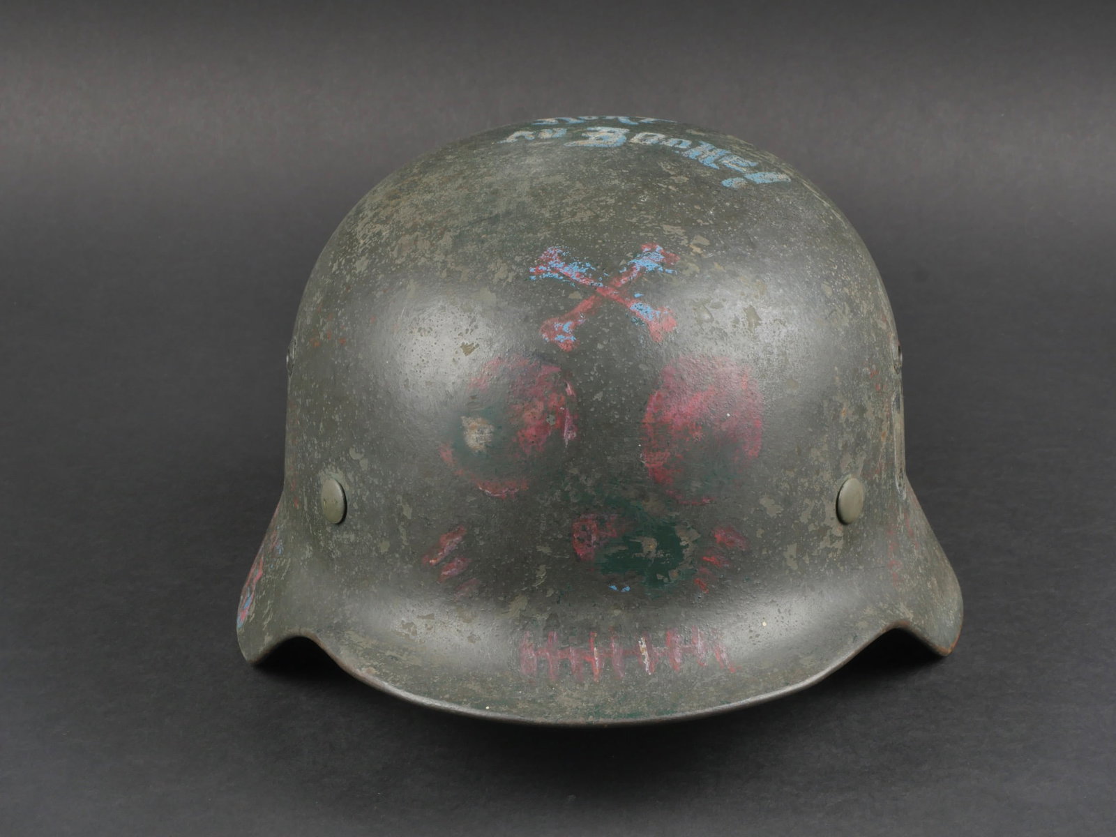 Casque allemand personnalise. Customized German helmet.: Casque allemand personnalise. Coque de casque M-35. Fabrication et numero de coque illisible. Nombreuses couches de peinture visible. Aigle de la Heer present a 40%, visiblement degage des nombreuses 