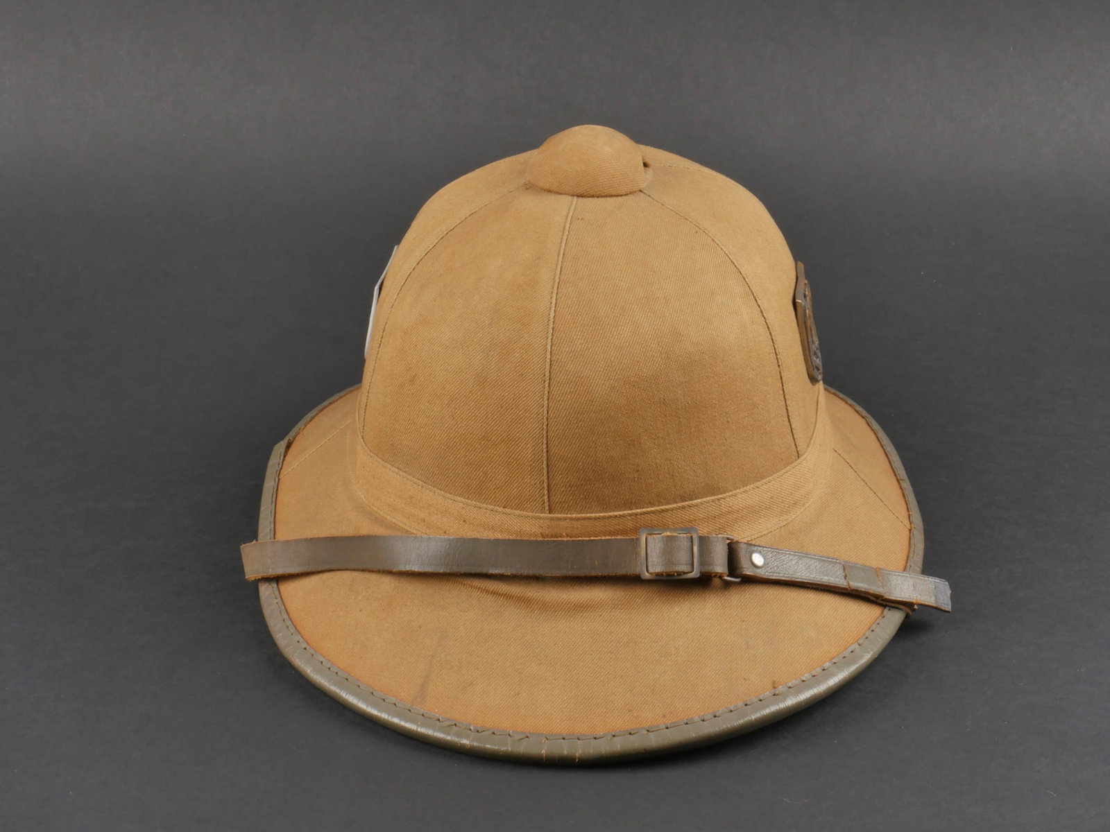 Casque tropical Heer. Tropical Heer helmet.: Casque tropical Heer. Premier modele. Quelques craquelures visibles, ainsi que des bosses. Couleurs nationales a 98%. Aigle de la Heer a 80%. Les insignes n'ont pas ete demontes afin de verifier les a