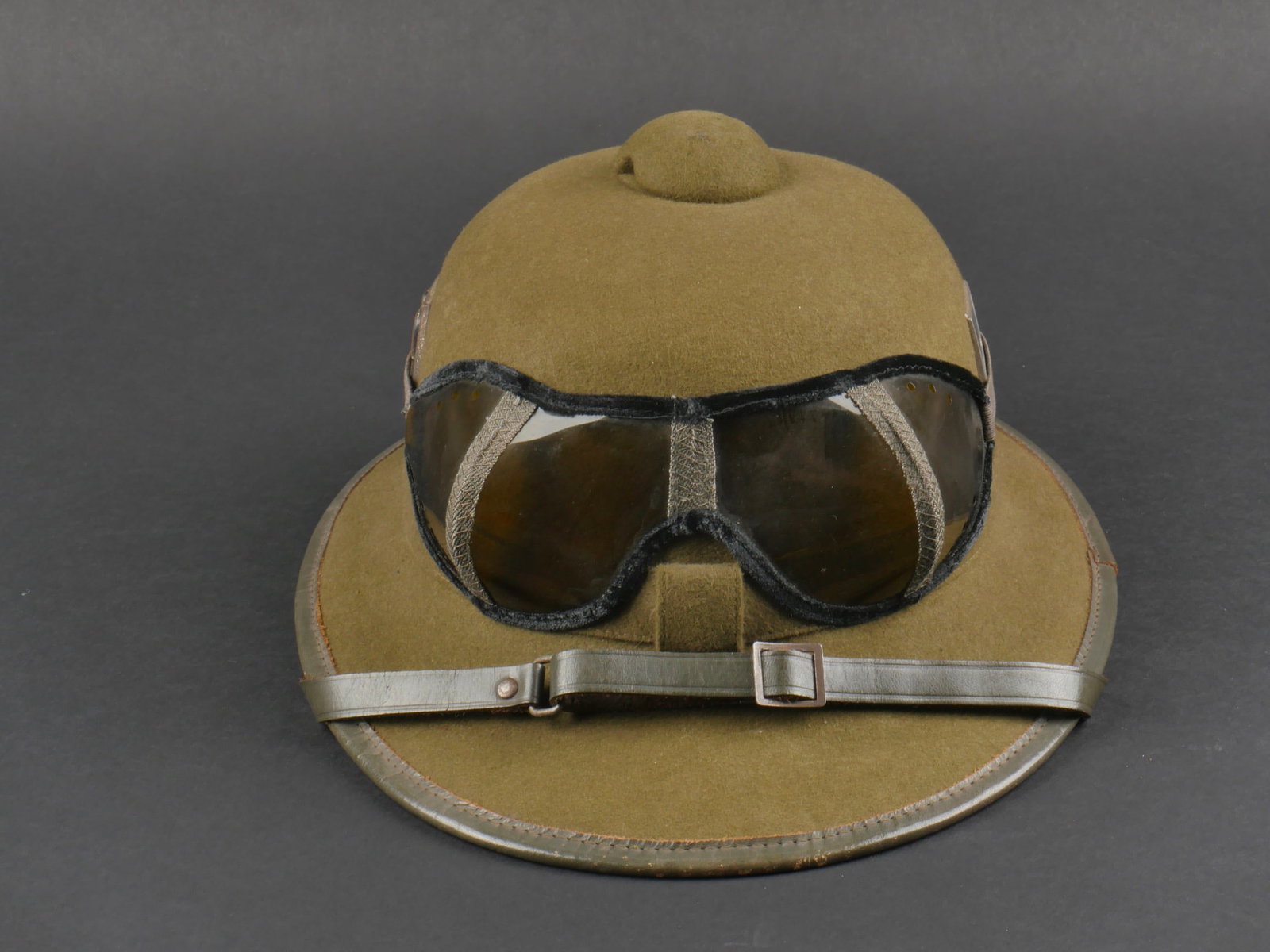 Casque tropical Heer. Tropical Heer helmet.: Casque tropical de la Heer. Second modele. En feutrine kaki. L'armature est complete, sans craquelure ni bosses. Aigle de la Heer a 80%, couleurs nationales a 90%. Fausse jugulaire en cuir vert comple