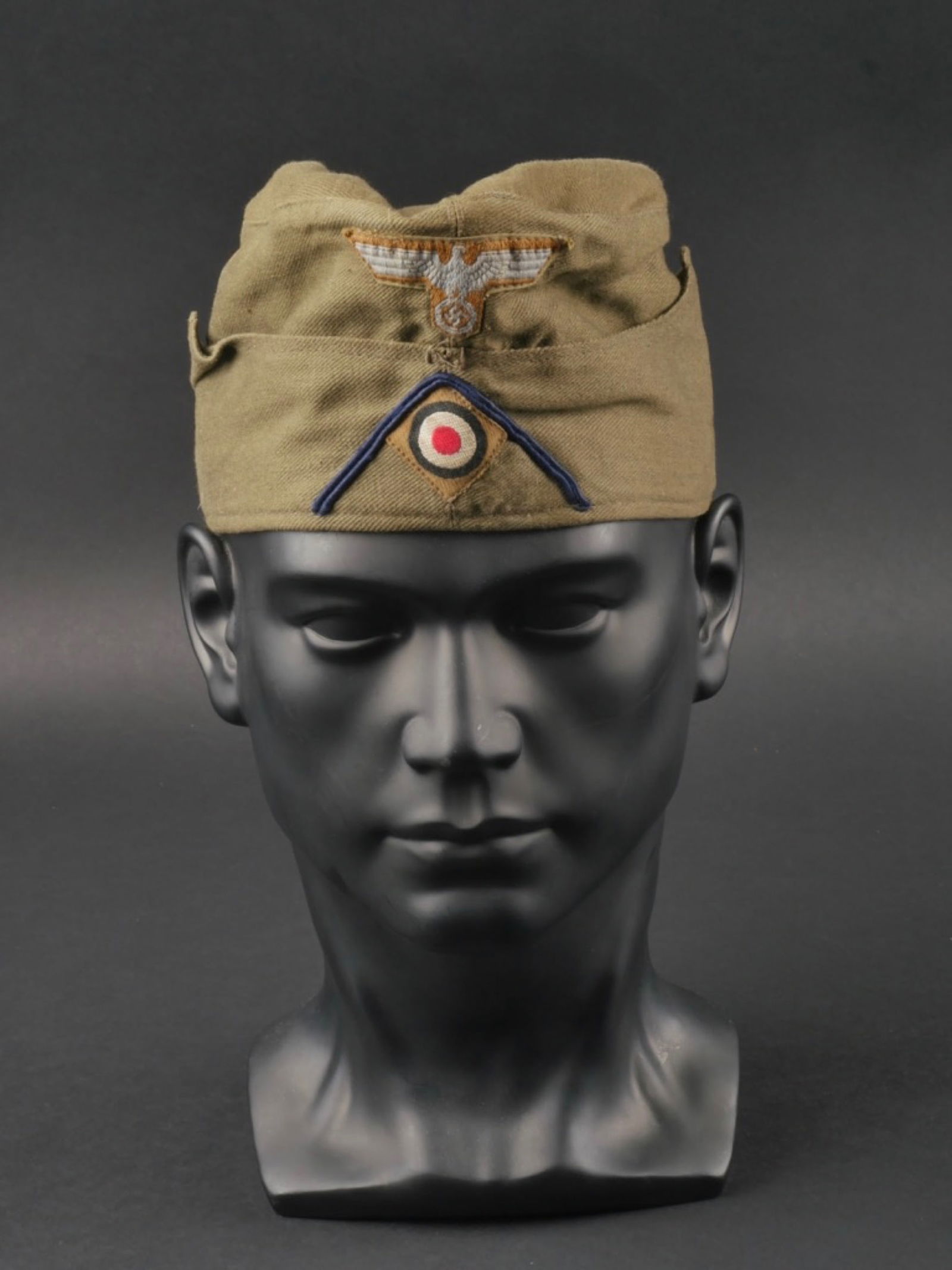 Calot AK. Afrikakorps cap.: Calot Afrikakorps. En tissu coton kaki. Deux Å“illets d'aerations en metal, couleur jaune sable. Aigle tisse sur fond jaune sable, monte machine. Cocarde tisse sur fond couleur jaune sable, monte m