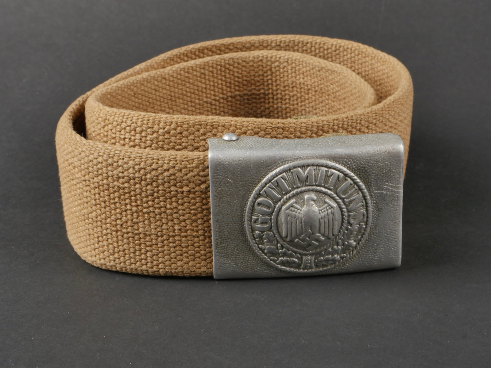 Ceinturon tropical Heer. Tropical Heer belt.: Ceinturon tropical Heer. Ceinturon en toile couleur jaune sable. Bouclerie en metal couleur Feldgrau. Patte de reglage en cuir marron, partiellement abime. Taille 80. Sans marquages visibles. Boucle d