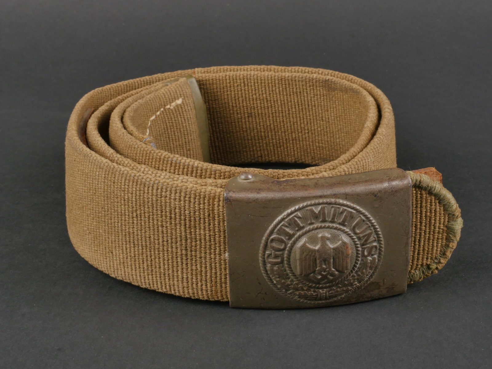 Ceinturon tropical Heer. Tropical Heer belt.: Ceinturon tropical Heer. Ceinturon en toile couleur jaune sable. Bouclerie en metal couleur Feldgrau. Patte de reglage en cuir marron, partiellement abime. Marquages presents, mais illisibles. Boucle 