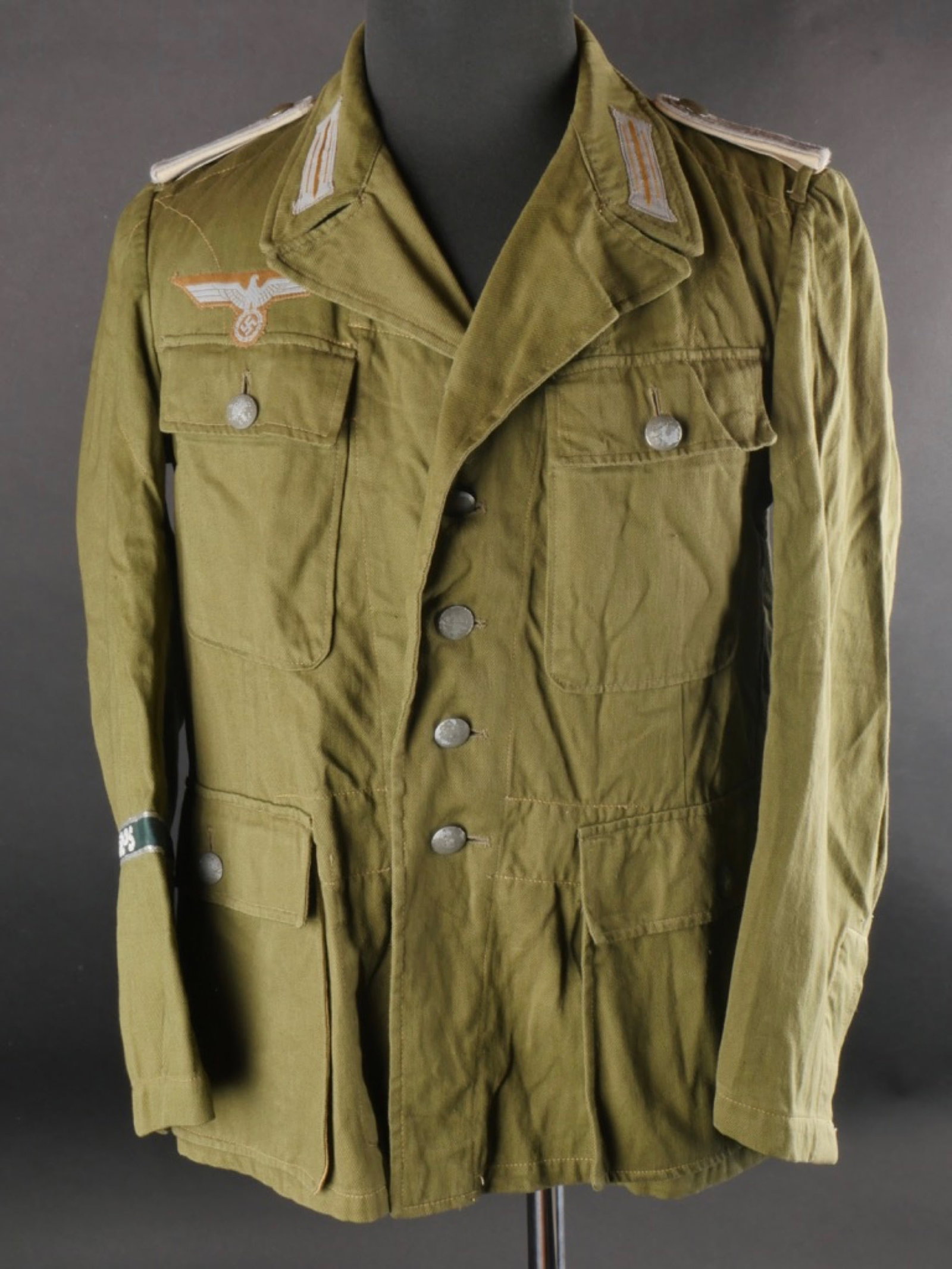Vareuse Afrikakorps. Afrikakorps jacket.: Vareuse Afrikakorps. En tissu coton kaki. Litzen montes machine au niveau du col. Pattes d'epaule de Leutnant, lisere blanc de l'infanterie. Aigle de poitrine Bevo, sur fond jaune sable, monte machine