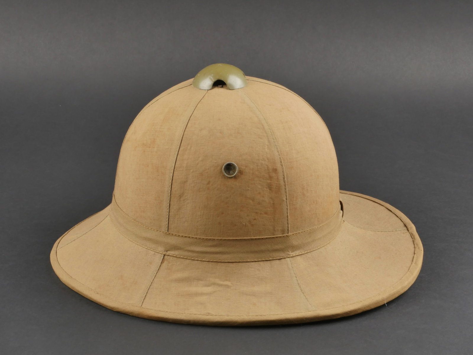 Casque tropical LW. Luftwaffe tropical helmet.: Casque tropical Luftwaffe. En tissu couleur jaune sable. Armature en liege en parfait etat. Depourvu d'insignes. Deux Å“illets d'aeration. Tampon illisible sur la face avant du casque. Fausse jugul
