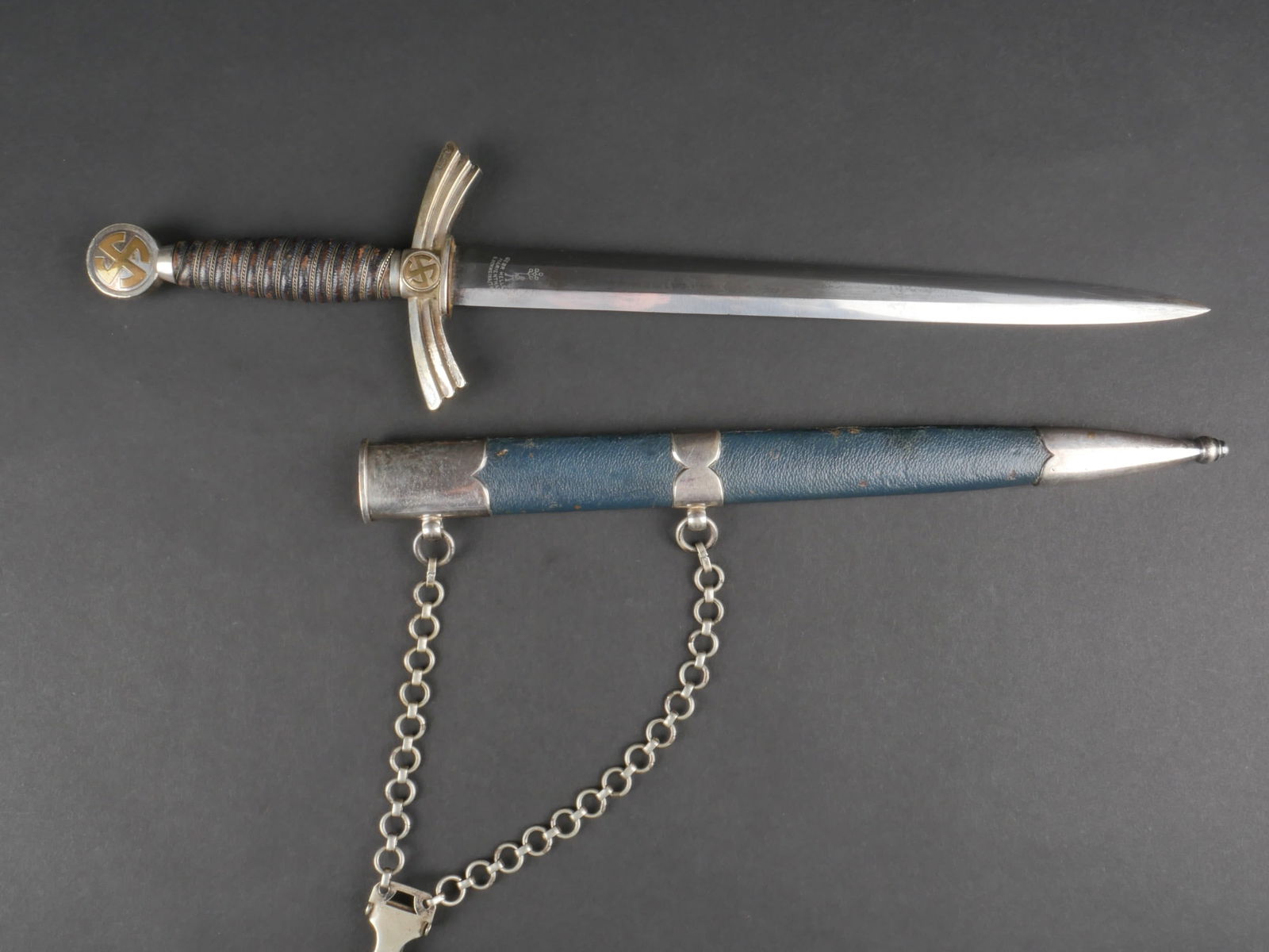 Dague Luftwaffe. Luftwaffe dagger.: Dague d'officier de la Luftwaffe. Modele 35. Fabrication lourde. Garnitures en metal nickele. Les insignes nationaux gardes en partie leur couleur doree d'origine. Poignee recouverte de marocain bleu,