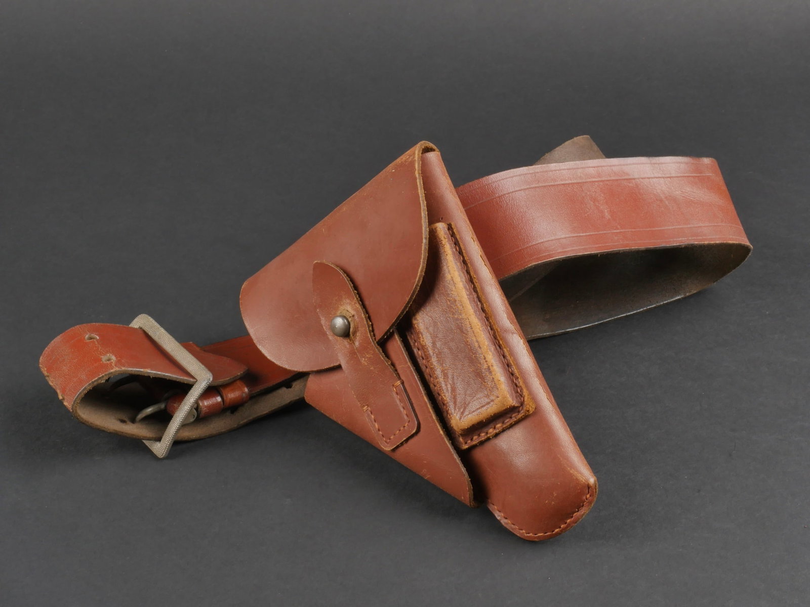 Ceinturon officier LW. Luftwaffe officer belt.: Ceinturon d'officier de la Luftwaffe. En cuir marron. Boucle a deux ardillons en metal grenele. Taille illisible. Les deux passants de ceinturon sont presents. Sans marquages visibles. Un holster de p
