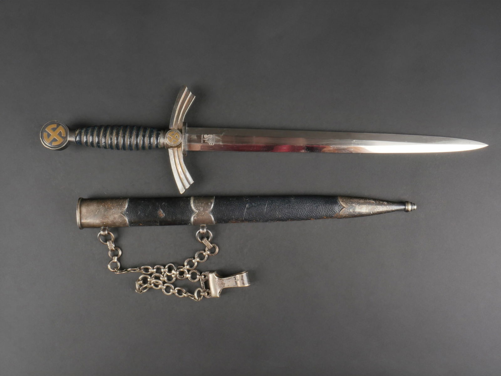 Dague Luftwaffe. Luftwaffe dagger.: Dague d'officier de la Luftwaffe. Fabrication Lourde. Garnitures en metal, couleur mat. Les dorures des insignes nationaux sont presentes. Manche recouvert d'un marocain bleu, filigrane complet. Belle