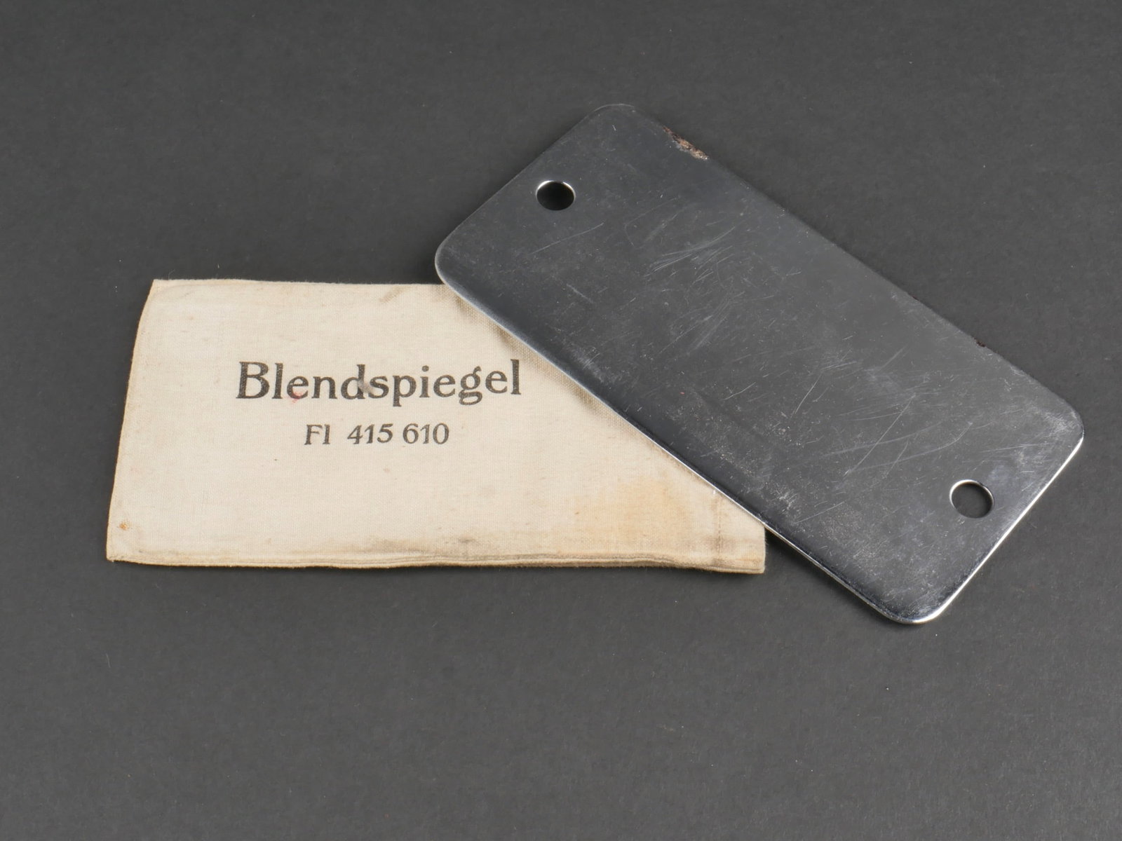 Miroir de survie LW. Luftwaffe survival mirror.: Miroir de survie de la Luftwaffe. Beau miroir rectangulaire complet, la sangle est manquante. Marquages au dos Achtung Blendlicht von unten nach oben in Richtung Flugzeug werfen. In Kurzen Abstanden d