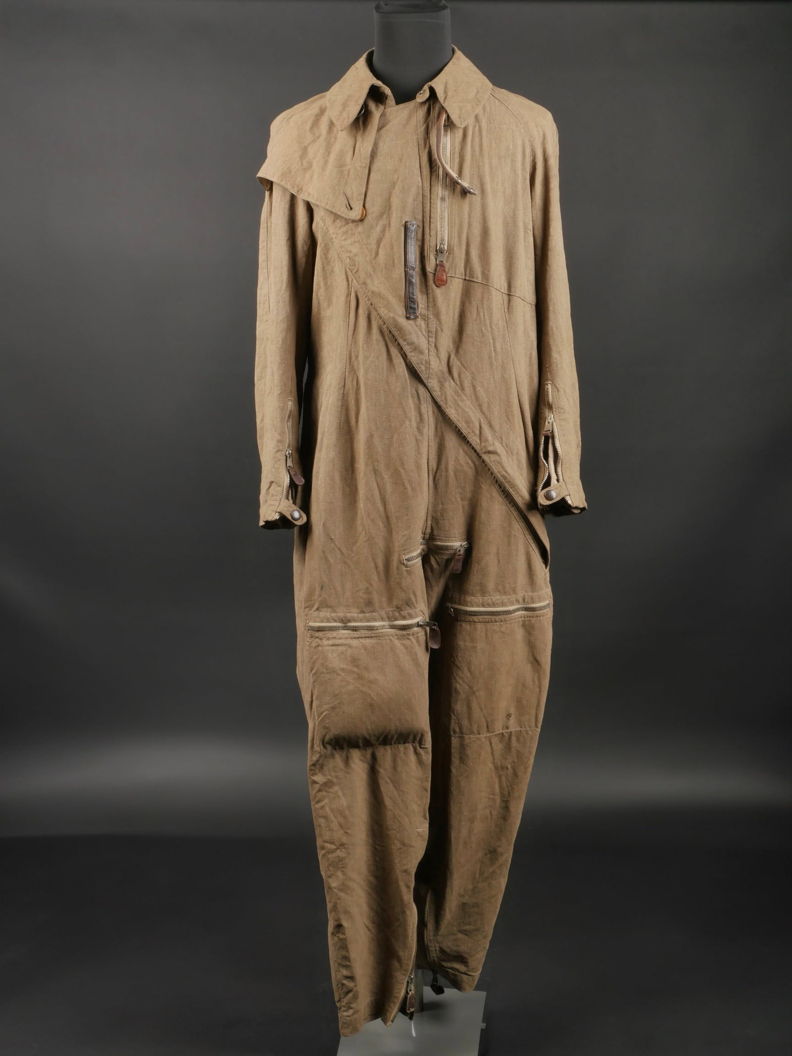 Combinaison pilote LW. Luftwaffe pilot suit.: Combinaison de pilote de la Luftwaffe. Modele estival en tissu kaki. Toutes les fermetures eclaires sont fonctionnelles, ainsi que les boutons pressions. La patte de fermeture du cuir est complete. Fa