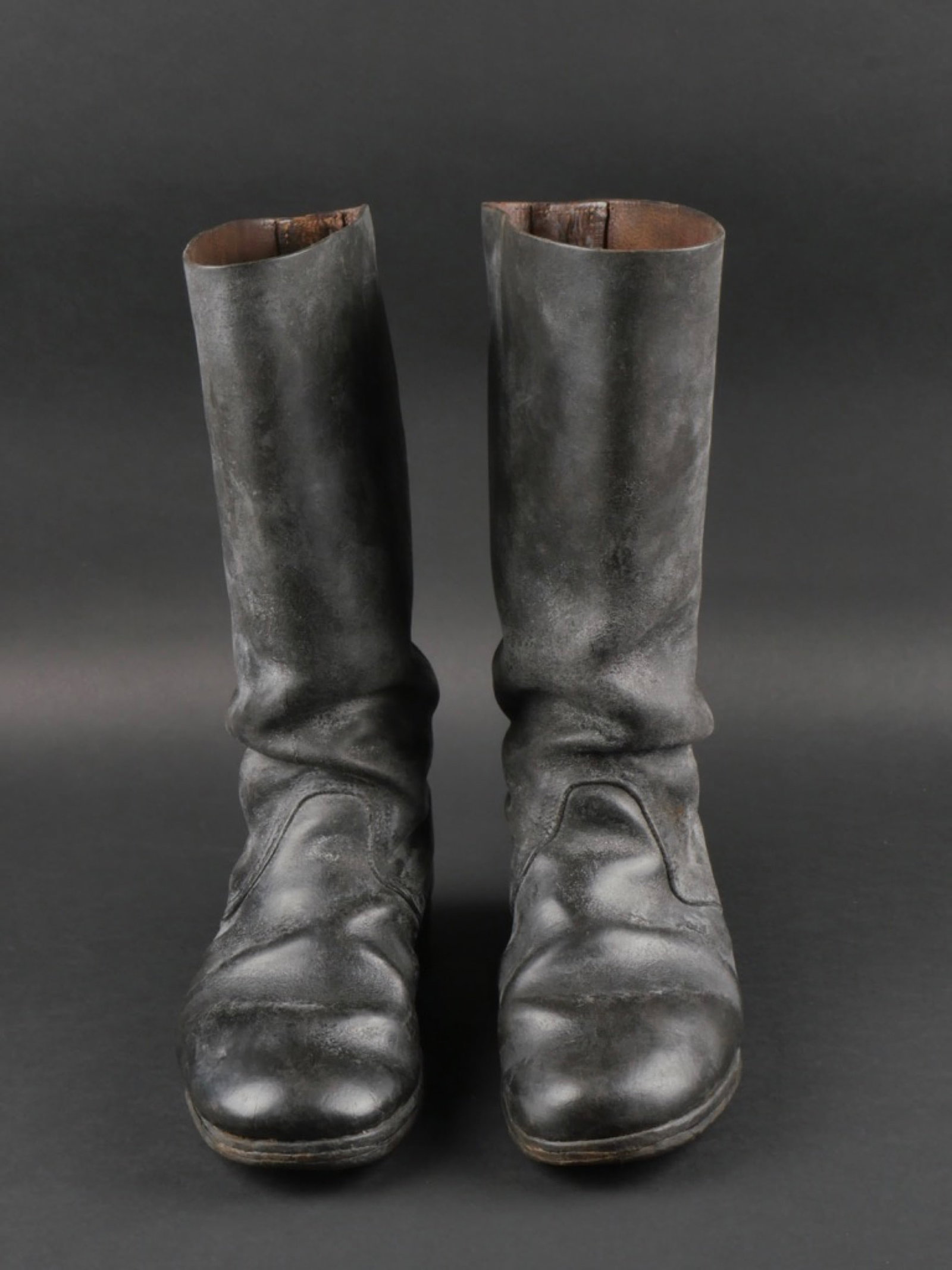 Bottes allemande. German boots.: Bottes allemande. Paire homogene en cuir noir, tiges courtes. Approximativement une pointure 42/43 francaise. Semelle lisse fortement usee, les clous sont manquants. Talons ferres. Marquages interieur