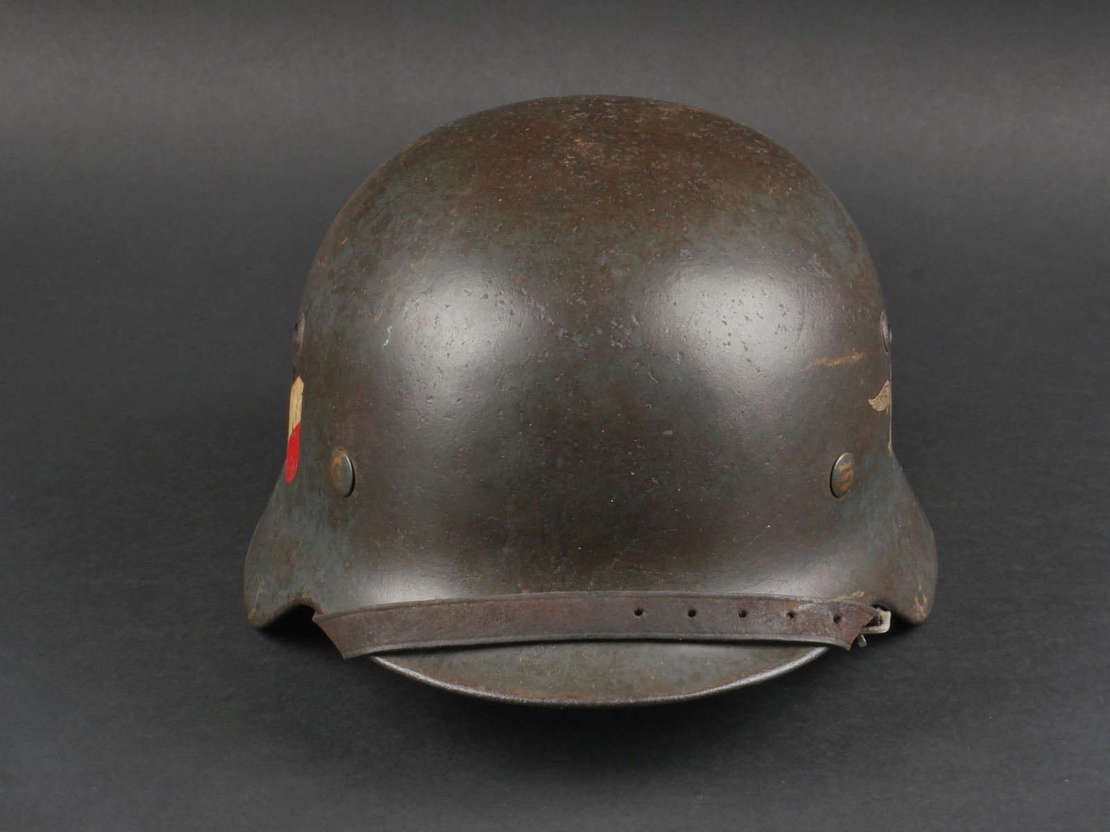 casque double insigne LW. Luftwaffe DD helmet.: casque double insigne de la Luftwaffe. coque de casque M-35. Fabrication ET 66, numero de lot 3591 5. Peinture gris/bleu a 60%, fortement use et frottee. Aigle de la Luftwaffe du second type a 70%. co