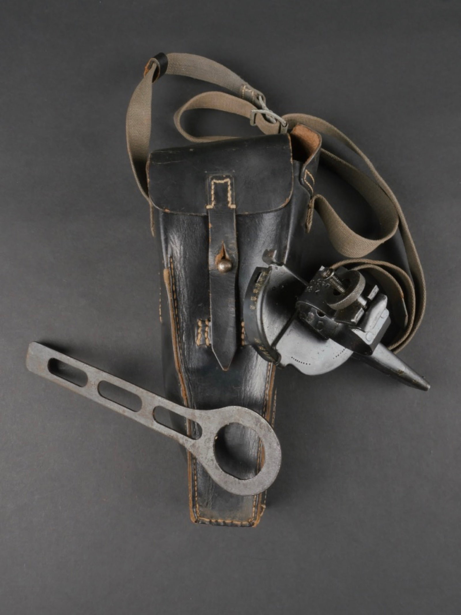 Housse et accessoires lance grenade. Grenade launcher case and accessories.: Housse et accessoires pour lance grenade allemand. Housse en cuir noir. La sangle de fermeture est complete. La sangle de transport est egalement complete, la partie metallique est marquee HSB. Fabric