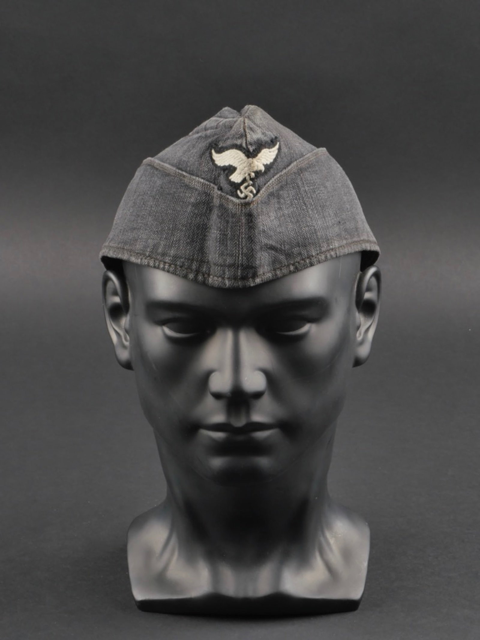 calot LW. Luftwaffe cap.: calot Luftwaffe. En tissu coton noir, type treillis. Aigle de la Luftwaffe monte main, cocarde manquante. Etiquette interieure marquee Eduard Bohnl Uniform Muzen Riesa LBA S 39 1939, taille 59,5. L'au