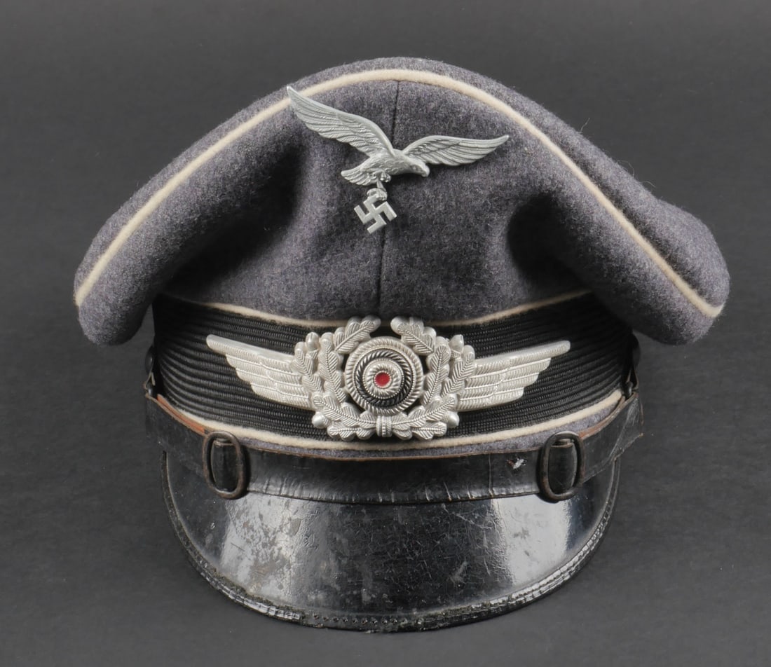 casquette Hermann Goring. Hermann Goring cap.: casquette de sous-officier Hermann Goring. En epais drap gris/bleu. Triple lisere blanc faisant le tour de la coiffure. Bandeau en mohair noir. Insignes metalliques. Les insignes n'ont pas ete demonte