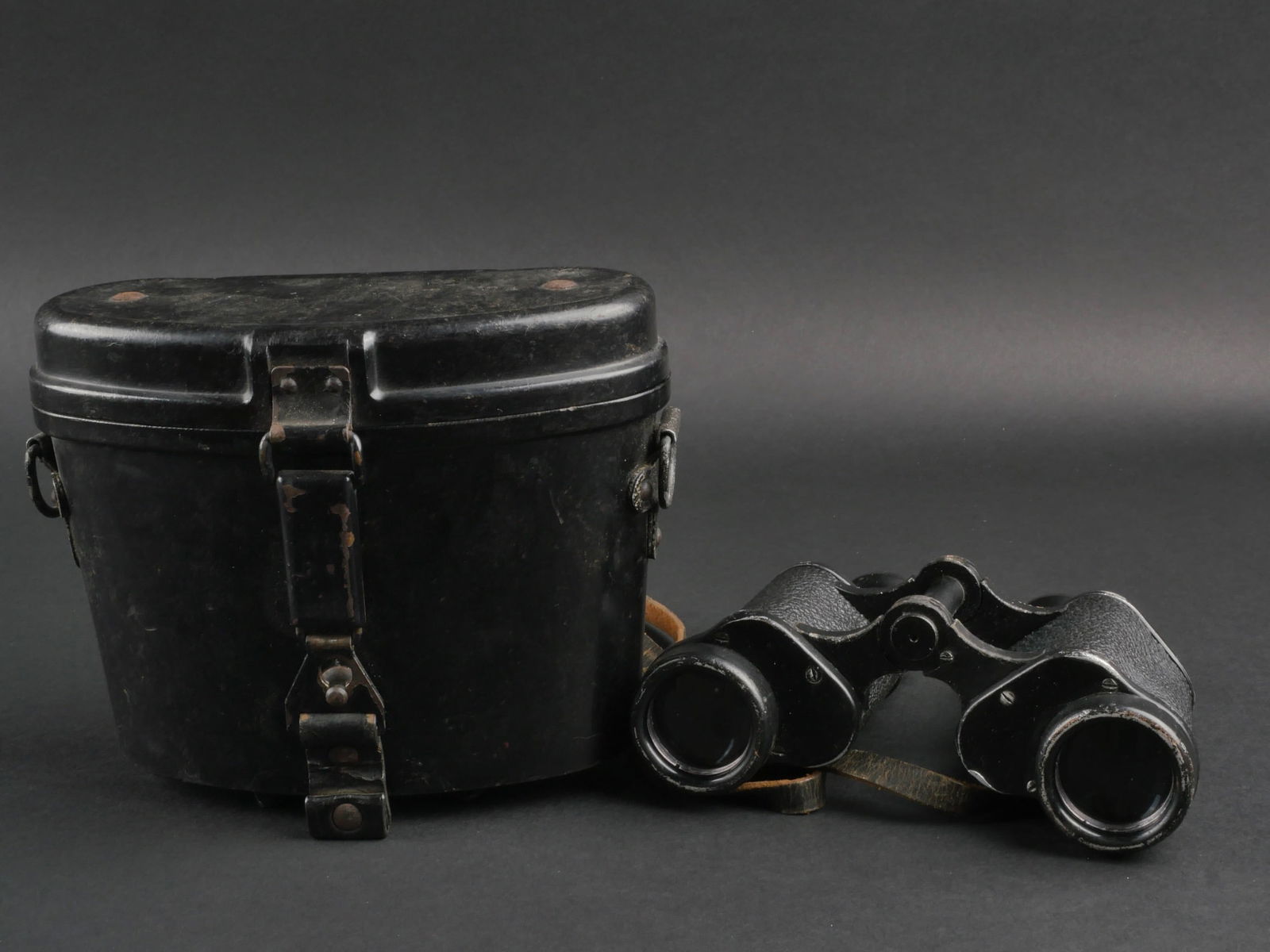 Jumelle 6 X 30. 6 x 30 binocular.: Jumelles 6 x 30. Revetement en tres bon etat. Marquages BMJ KF, Dienstglas 6 x 30 457296 H/6400. Une bonnette en bakelite est partiellement cassee avec des manques. Optiques claires et graduees, prese