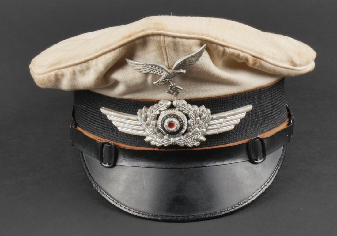 caquette transmission LW. Luftwaffe transmission cap.: casquette de sous-officier des transmission de la Luftwaffe. coiffe en tissu coton blanc, l'authenticite de la coiffe n'est pas garantie. Double lisere marron des transmissions. Bandeau en mohair noir