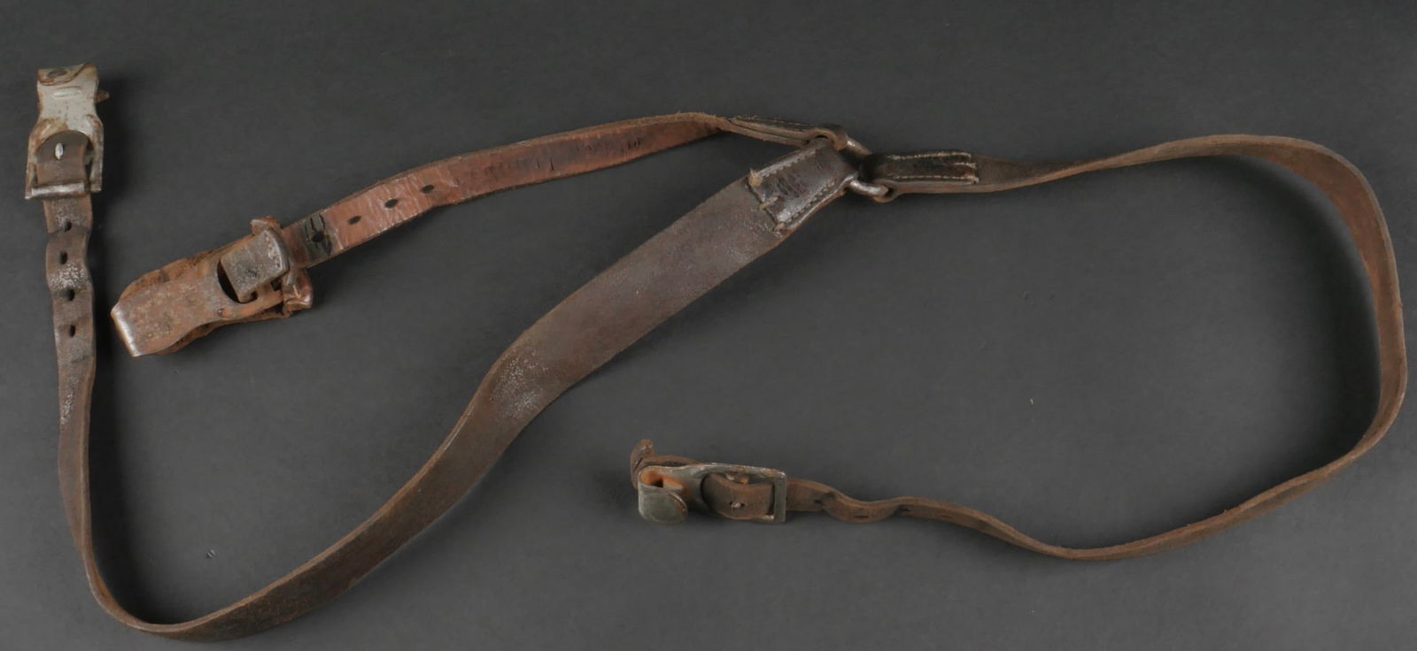 Brelage leger. Light Y Straps.: Brelage leger. En cuir noir, toutes les parties metalliques sont presentes. cuir fortement use. Fabrication Achs & Deisselberg Hamburg 1934. A noter une certaine usure et patine de la piece. Etat II+.
