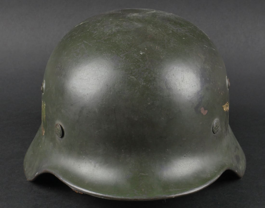 casque Luftwaffe. Luftwaffe helmet.: casque double insigne camoufle de la Luftwaffe. coque de casque M-35, fabrication EF64, numero de lot 3797. Fine couche de peinture verte appliquee au pistolet par-dessus la peinture bleue d'usine et 