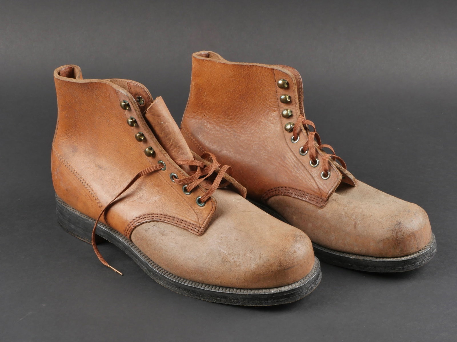 Brodequin allemand. German ankle boots.: Brodequin allemand. Paire homogene en cuir fauve bicolore. Quatre Å“illets et quatre crochets de lacage. Les lacet sont presents. Marquages RBNr illisible a l'interieur de la tige. Marquages intern