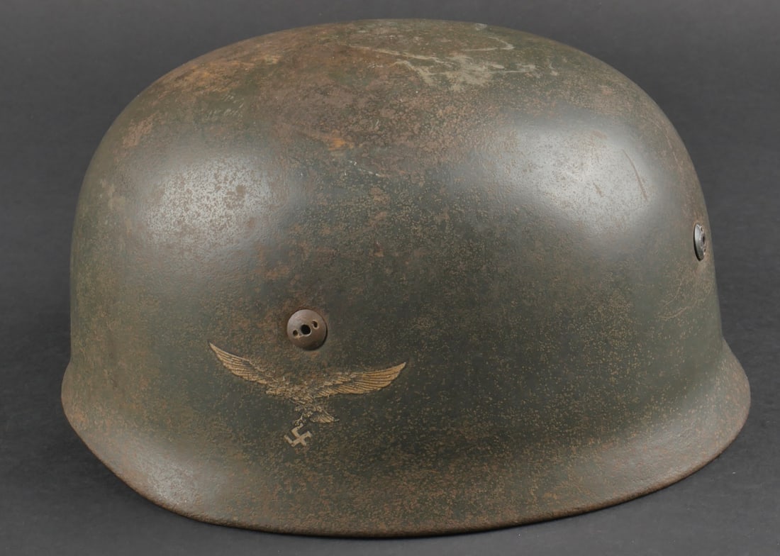 coque de casque parachutiste. Paratrooper helmet shell.: coque de casque parachutiste. En metal, fabrication ET 68, numero de lot 926 ou 928. Les rivets sont presents. Ils ont ete demontes et remis. Interieur copie, les jugulaires sont manquantes. Un rivet 