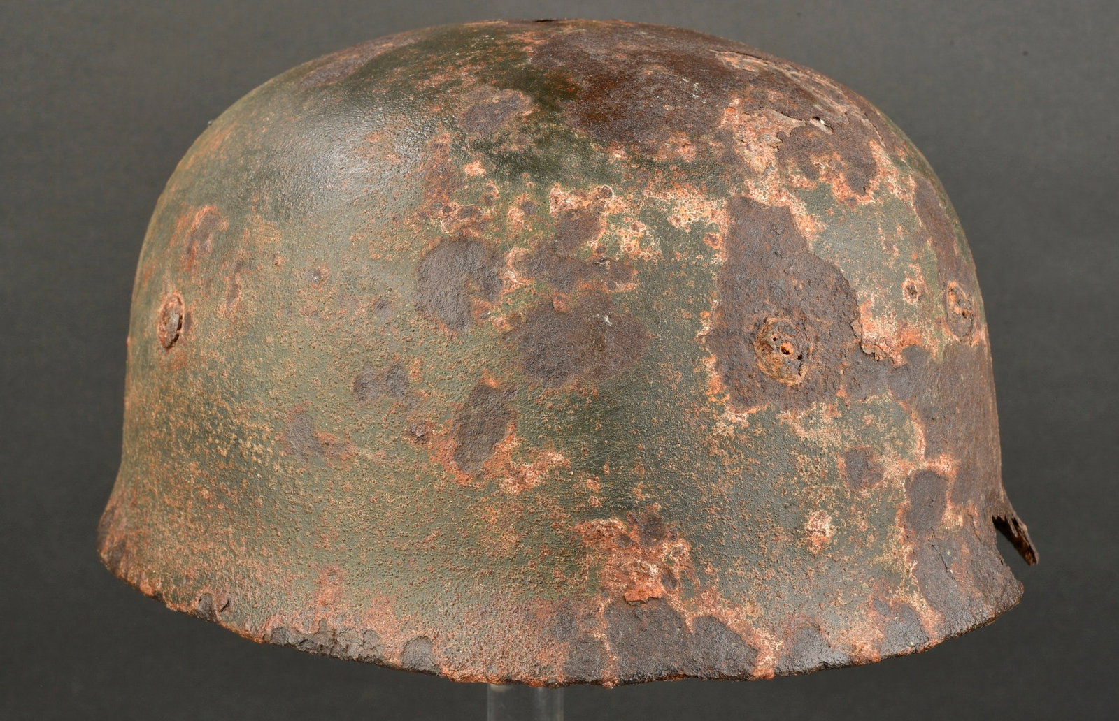 Relique de casque parachutiste. Parachute helmet relics: Relique de casque parachutiste provenant du camps provisoire de prisonnier allemand proche de l ancien hospice de Trun (61. casque jamais demonte, jamais nettoye, reste dans son jus de decouverte dans
