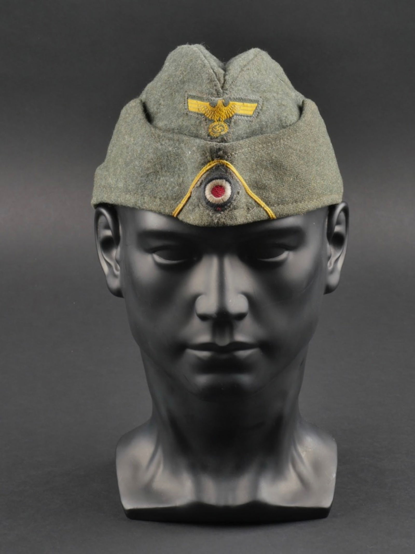 calot artillerie cotiere. coastal artillery cap.: calot de l'artillerie cotiere. Modele troupe. En drap Feldgrau. Aigle Bevo monte machine. cocarde tisse, montee main. Soutache de couleur jaune or. Interieur double en satinette grise. Sans marquages