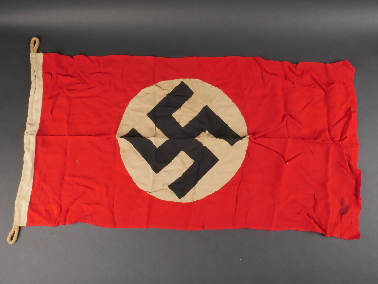 Drapeau Kriegsmarine. Kriegsmarine flag.: Drapeau de la Kriegsmarine. En tissu coton rouge. Insigne national imprime. Biface. Les cordons de fixation au mat sont presents. Beaux tampons de la kriegsmarine. Marquages Gosch 50 x 85 GA Frohlichs