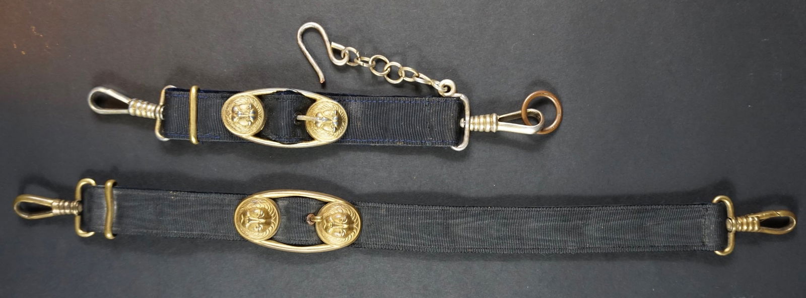 Belieres Kriegsmarine. Kriegsmarine racks.: Belieres de dague d officier Kriegsmarine. Galon noir, et velours noir fonce. Bouclerie doree, fonctionnelle. A noter une certaine usure et patine de la piece. Etat II+. Kriegsmarine officer s dagger