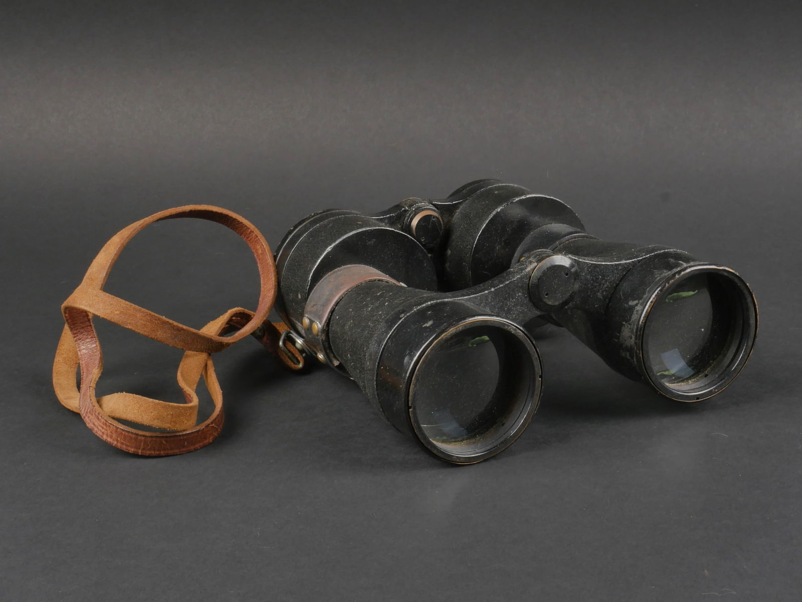 Jumelles Kriegsmarine. Kriegsmarine binocular.: Jumelles Kriegsmarine. Revetement en tres bon etat. Marquages Stellorix 7 x 50 125 Ms numero 1144, Marines Nationales constructions Navales, fabrication Huet, bel aigle Kriegsmarine. La sangle de tran