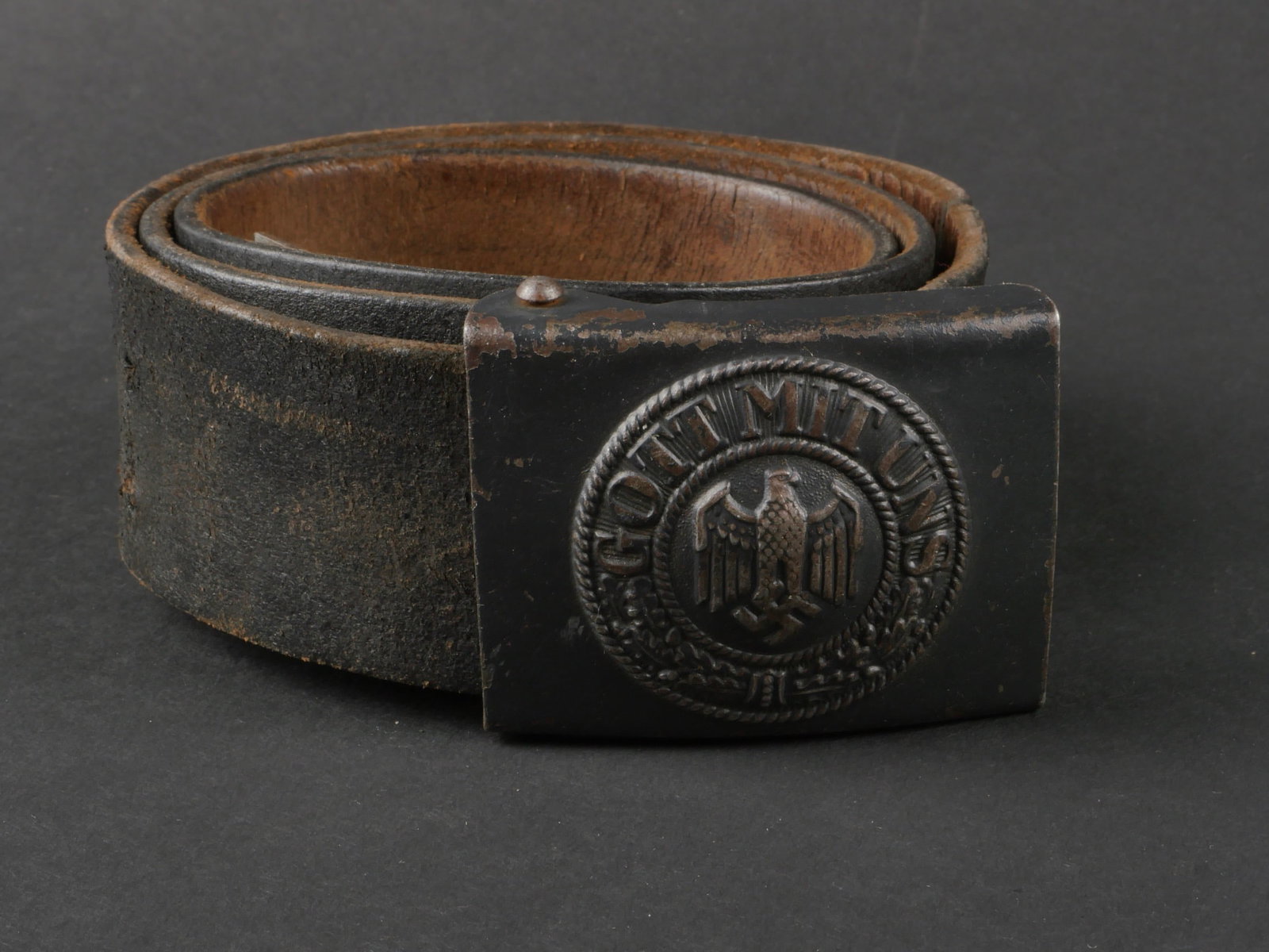 ceinturon KM. Kriegsmarine belt.: ceinturon Kriegsmarine. ceinturon en cuir noir, bouclerie en metal, certaines coutures sembles avoir ete refaites. Sans marquages visibles. ceinturon visiblement raccourci. Modele sans patte de reglag