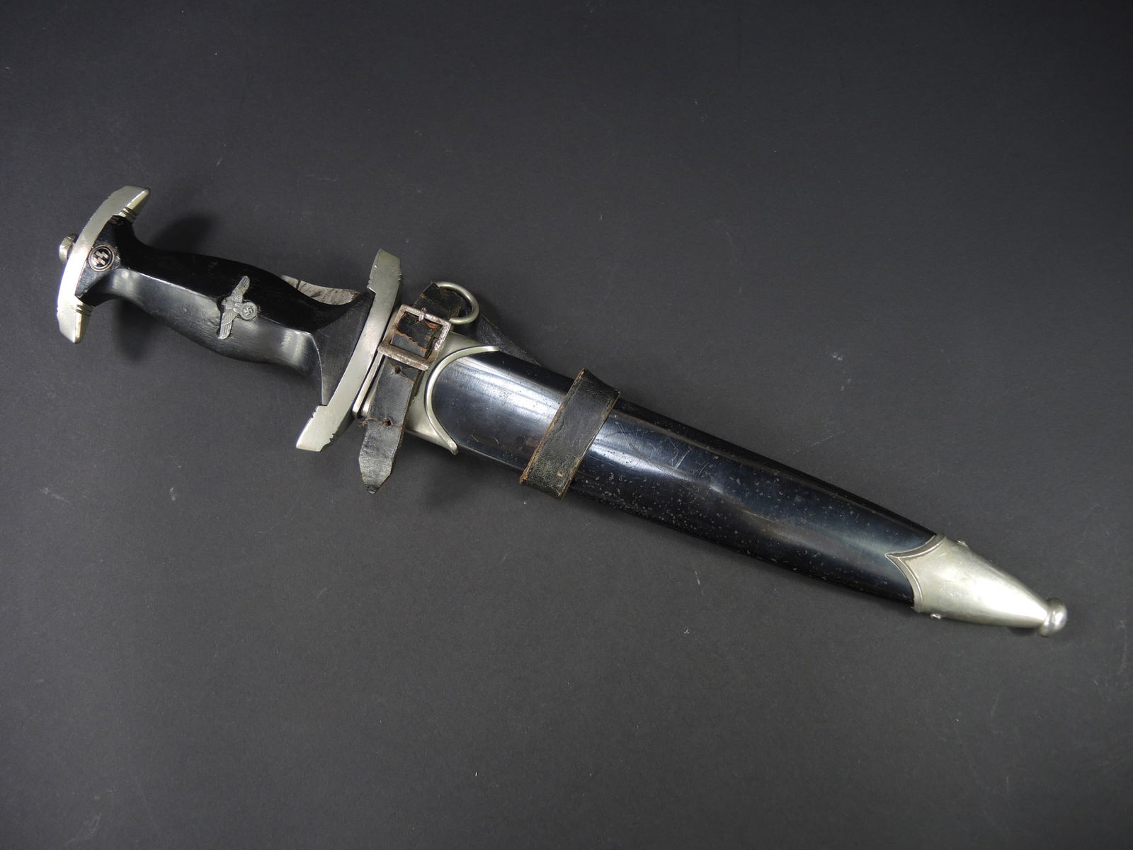 Dague SS mdl 33. SS Dagger.: Dague SS modele 33. Garnitures en mailleshort. Poigne en bois noir. Runes ss visiblement montees d'origine. L aigle semble avoir ete remonte et enfonce. Garde portant le marquage III pour le SS Gruppe