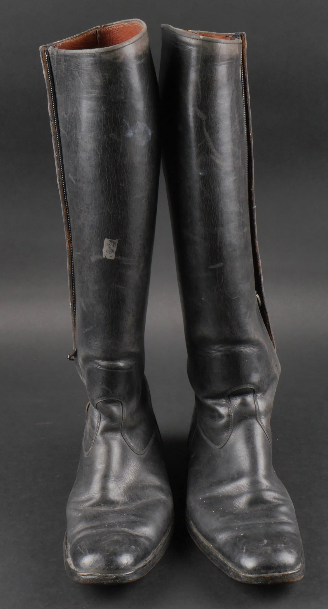 Bottes RZM SS. SS RZM boot.: Bottes RZM SS. Paire de botte homogene, tiges hautes. En cuir noir, semelles en cuir. Modification par l'ajout d'une fermeture eclaire sur le cote des bottes. Une partie des fermetures eclaires est pa