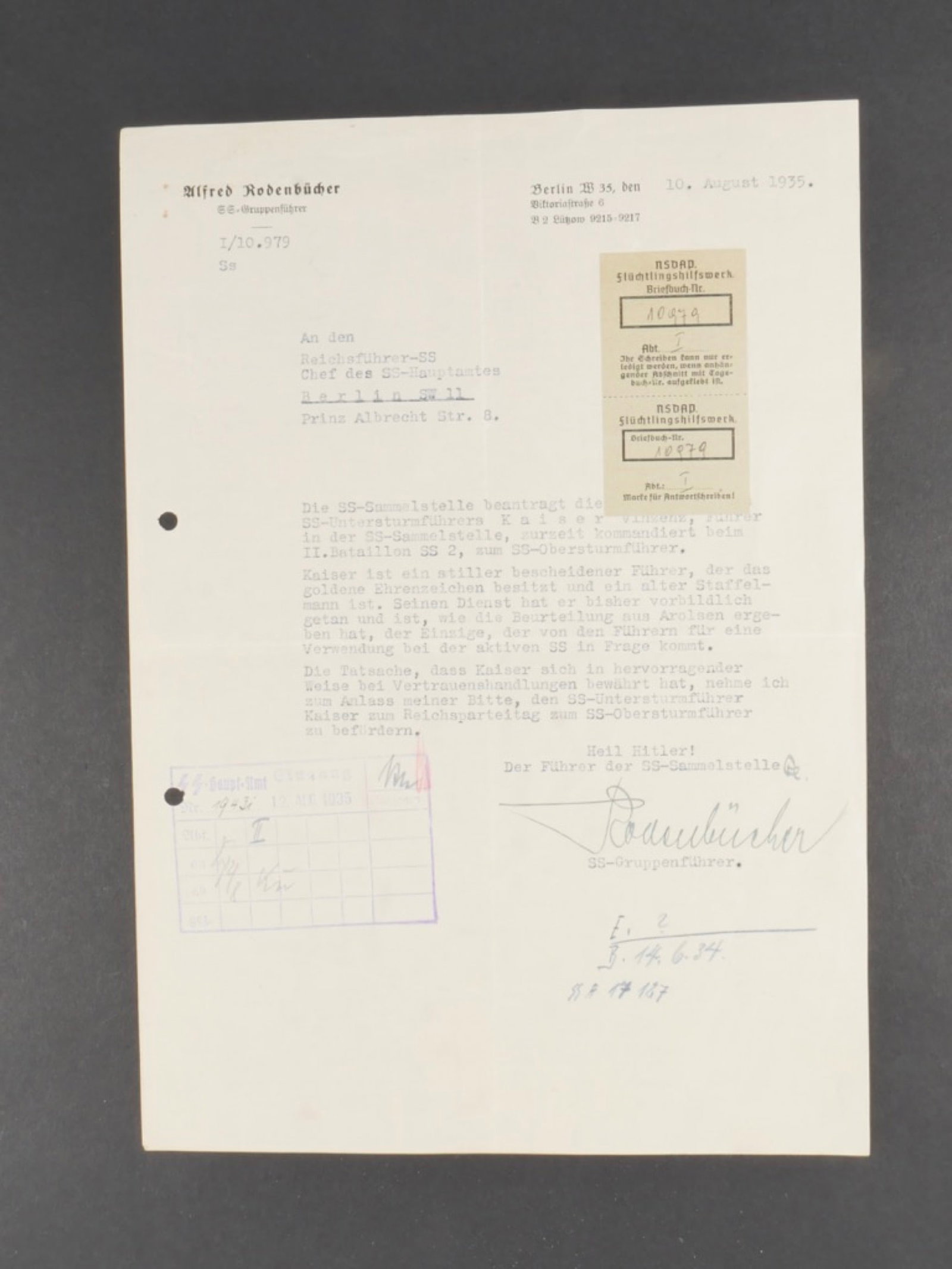 Document SS Gruppenfuhrer Rodenbucher.: Document signe par le SS Gruppenfuhrer Rodenbucher. En papier, texte tape a la machine. En tete au nom du SS Gruppenfuhrer Alfred Rodenbucher 1/10 979 SS. En date du 10 aout 1935. Adresse au Reichsfuh