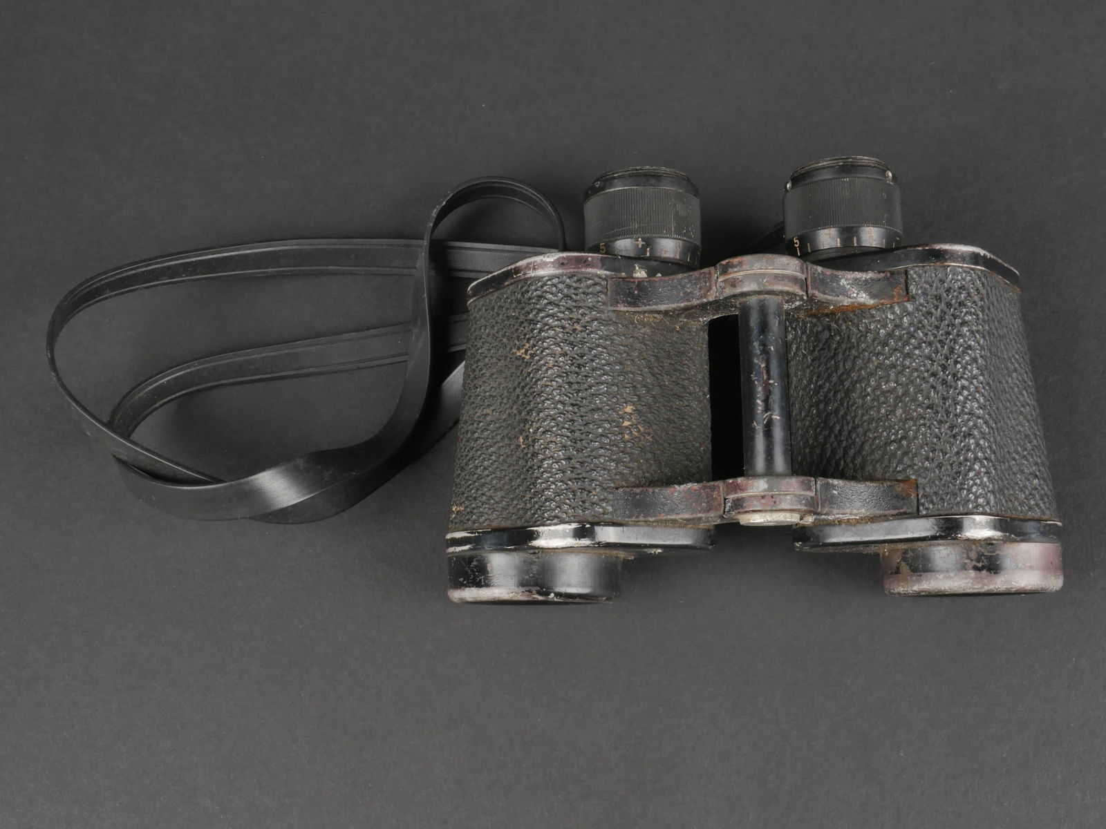 Jumelles SS. Waffen SS binocular.: Rare jumelles SS. Revetement en tres bon etat. certaines pieces sont manquantes. Marquages Hensoldt 6 x 30 43850 Vilaba Roma SS Dienstglass. La sangle de transport en caoutchouc est presente. Optiques
