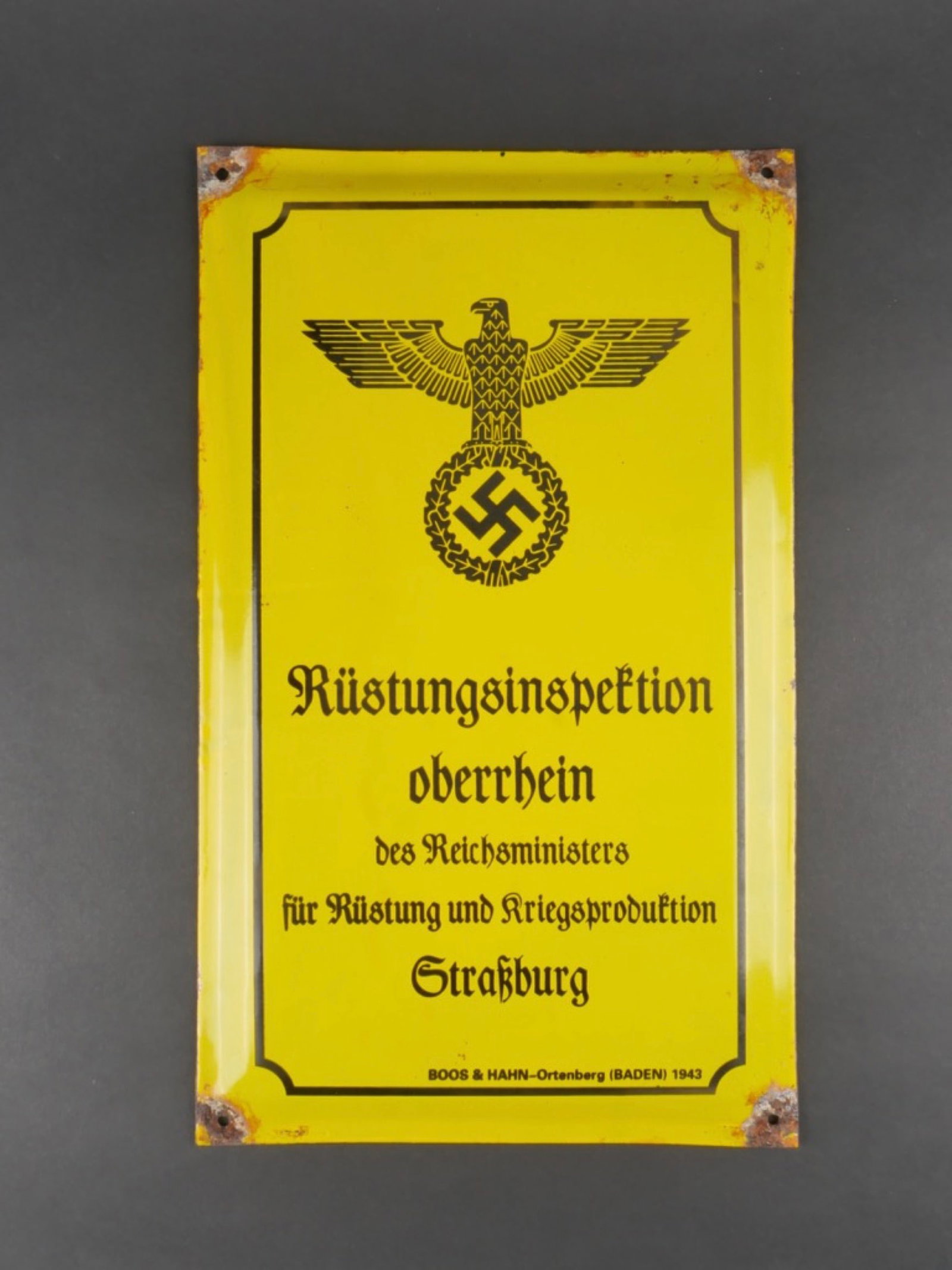 Plaque Rustungsinspektion. Rustungsinspektion plate.: Plaque Rustunginspektion. En metal emaille jaune. Bel aigle allemand. Plaque legerement bombee en son centre. Marquages Rustungsinspection Oberrhein des reichsministers fur Rustung une Kriegsproductio
