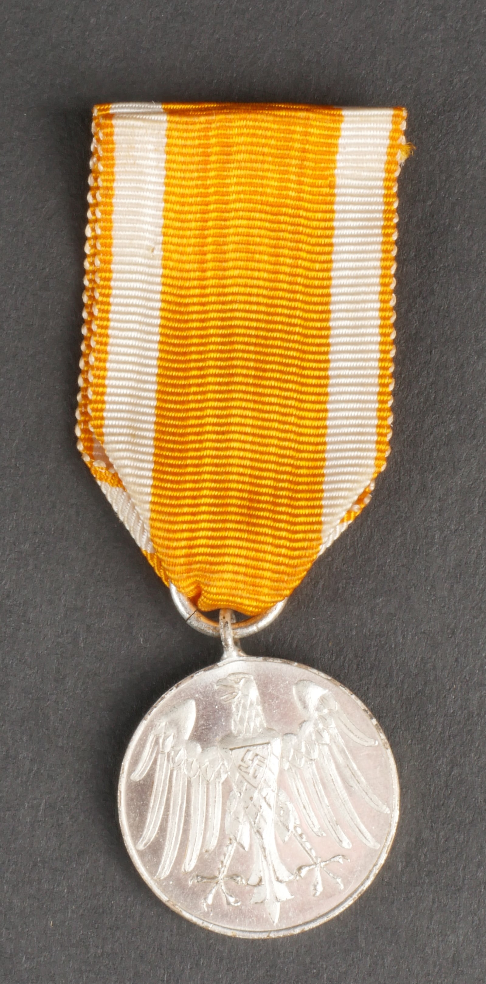 Erinnerungsmedaille fur Rettung aus Gefahr 1933.: Erinnerungsmedaille fur Rettung aus Gefahr 1933. En metal couleur argent a 90%. Ruban complet. Sans marquage fabricant visible. Diametre 2,4 cm. A noter une certaine usure et patine de la piece. Etat 