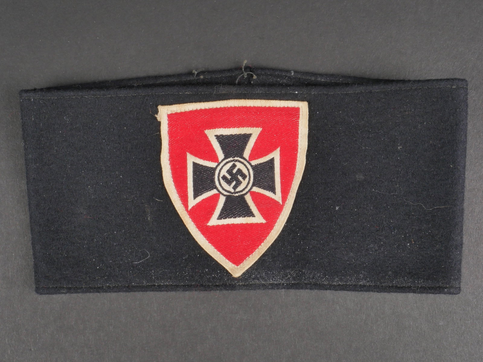 Brassard ancien combattant. Veteran armband.: Brassard des anciens combattants. En drap noir, insigne des anciens combattant tisse et monte machine. Sans marquages visibles. A noter une certaine usure et patine de la piece. Etat II+. Veterans' ar