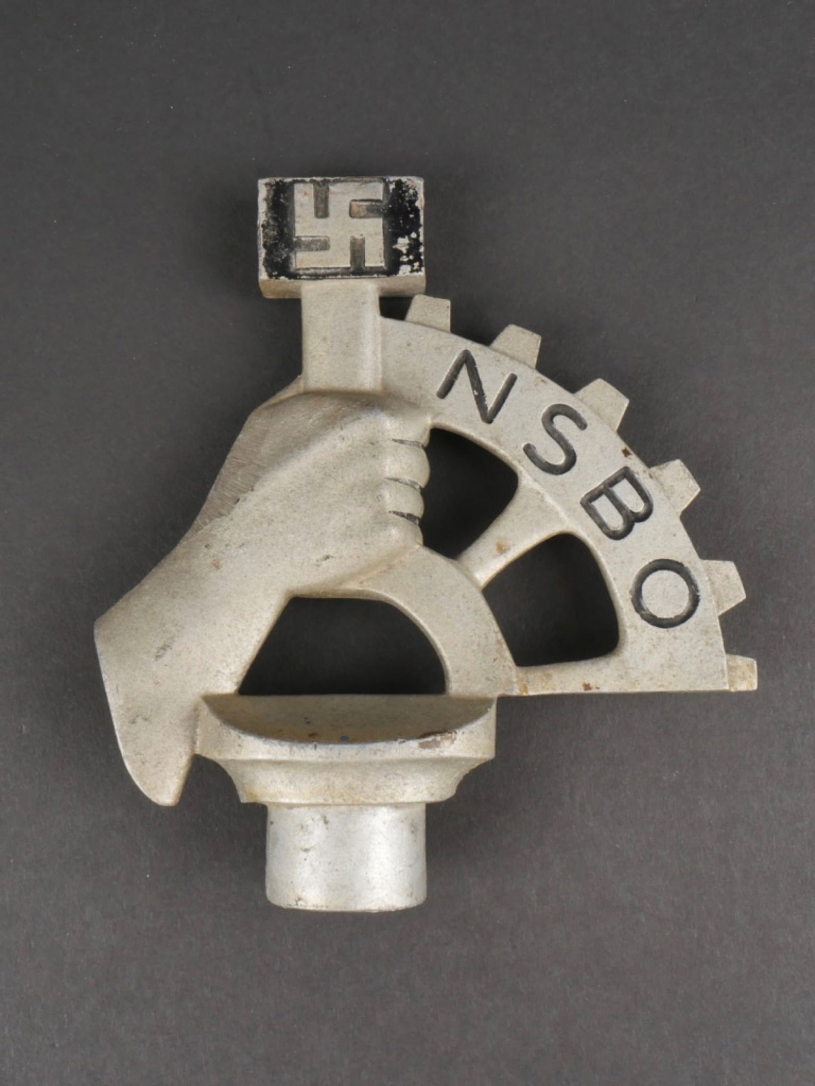 Pointe de drapeau NSBO. NSBO flag tip.: Pointe de drapeau NSBO. En metal. Incomplete. Le marteau dispose de sa couleur noire a 70 et 80%. Nombreuses traces d'usures et manques. A noter une certaine usure et patine de la piece. Etat II+. NSB