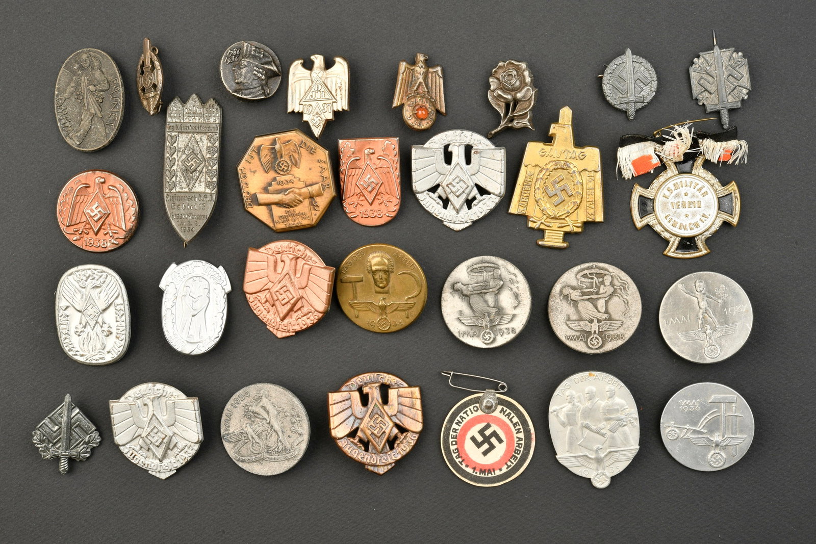 Insignes de journee. German Day badges.: Insignes de journee. comprenant un insigne du 1er mai 1937, fabrication Frank Nurnberg. Un insigne Deutsch ist die Saar, attache ressoudee. Un insigne Tag der Wehrmacht 1935, fabrication Friedrich Kec