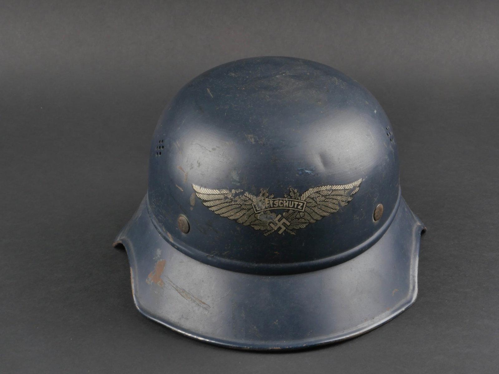 casque de la Luftschutz. Luftschutz helmet.: casque de la Luftschutz. Modele Gladiator. couleur a 80%. Insigne de la Luftschutz a 80%. Jugulaire en cuir noir complete. Marquages interieurs Vertrieb genehmigt gemass 8 Luftschutzgesetz Kopfweite 5