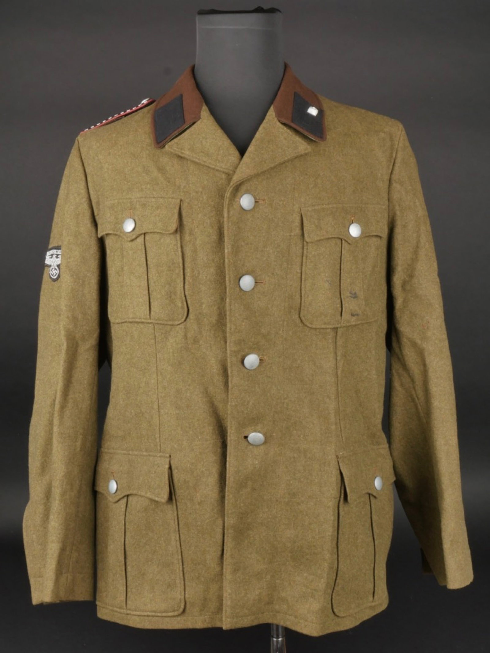 Vareuse NSKK. NSKK jacket.: Vareuse NSKK. En drap kaki, col en drap marron. Tous les boutons sont presents. Insigne NSKK monte main au niveau de la manche droite. Patte de col noir cote droit et au grade de Truppfuhrer. Patte d'