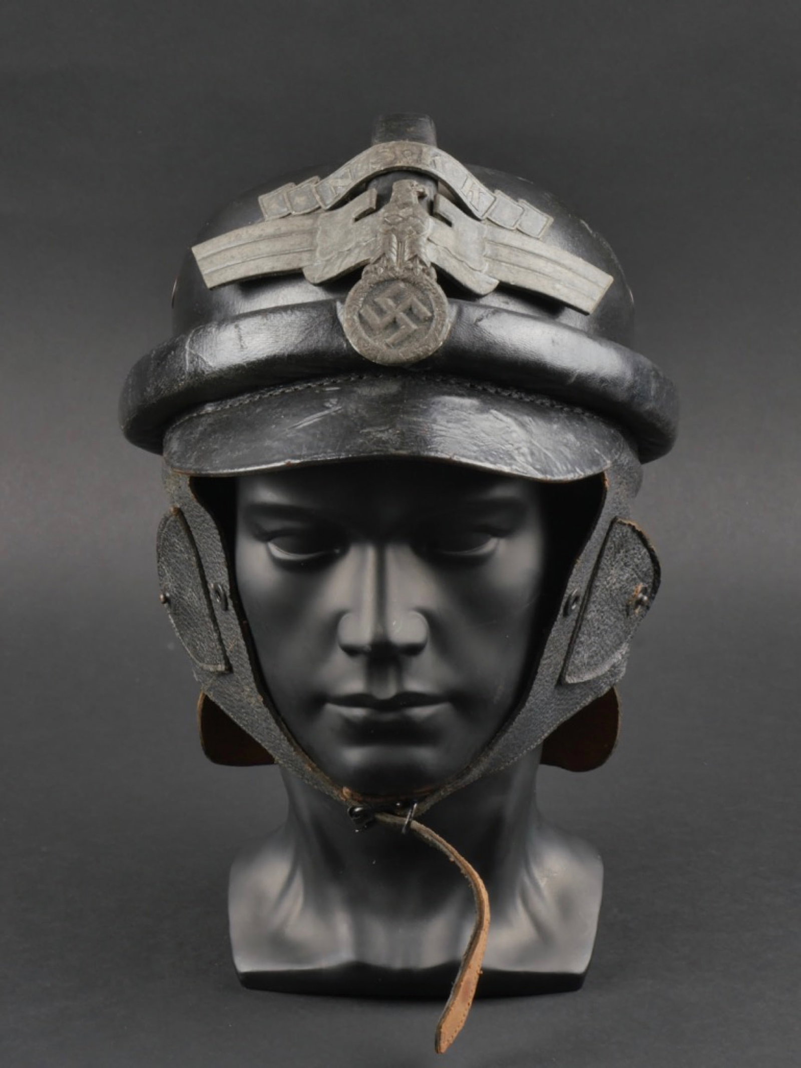 casque NSKK. NSKK helmet.: casque NSKK. En fibre noir, deux Å“illets d'aeration. Plusieurs bourrelets de protection en cuir noir. Aigle metallique tete a gauche et banderole marquee NSKK. Les insignes n'ont pas ete demontes 