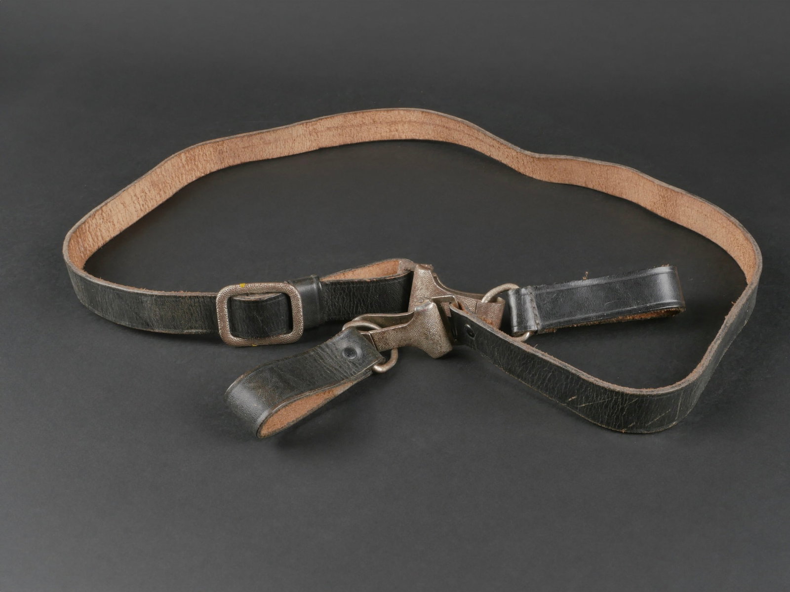 Baudrier allemand. German harness.: Baudrier allemand. En cuir noir. Boucle de reglage en metal grenele couleur argent. Marquages RZM L2/2189/3. Les mousquetons sont fonctionnels, et marque RZM M5/72, correspondant au fabricant Paul cra