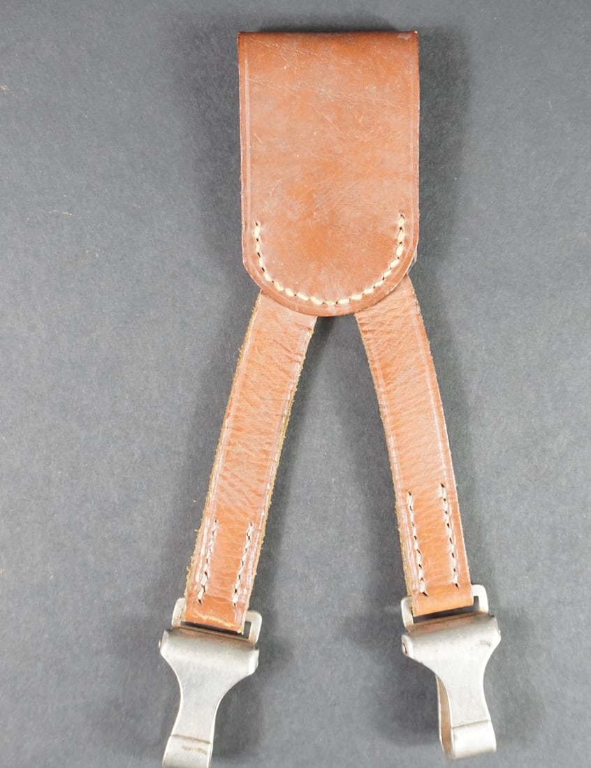 Beliere pour hache de pompier.Swivel for fireman s axe.: Belieres pour hache de pompier. Modele de parade. En cuir fauve, marque LPBY 2. Boucles en metal marquees RZM. ce modele fut egalement utilise pour le port de l epee de la Luftwaffe. Rare piece. A not